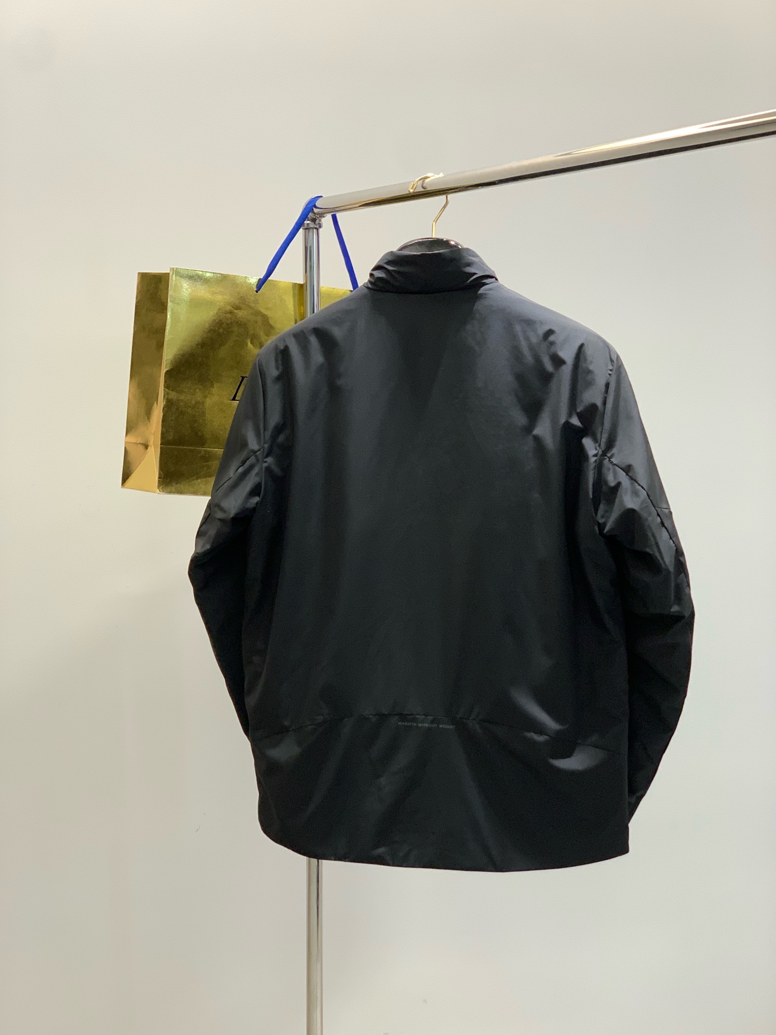 ，KAILAS 凯乐石，2025冬季新款，时尚休闲➕薄棉连帽外套，专柜同步有售，原单狠货，顶级印花工艺字