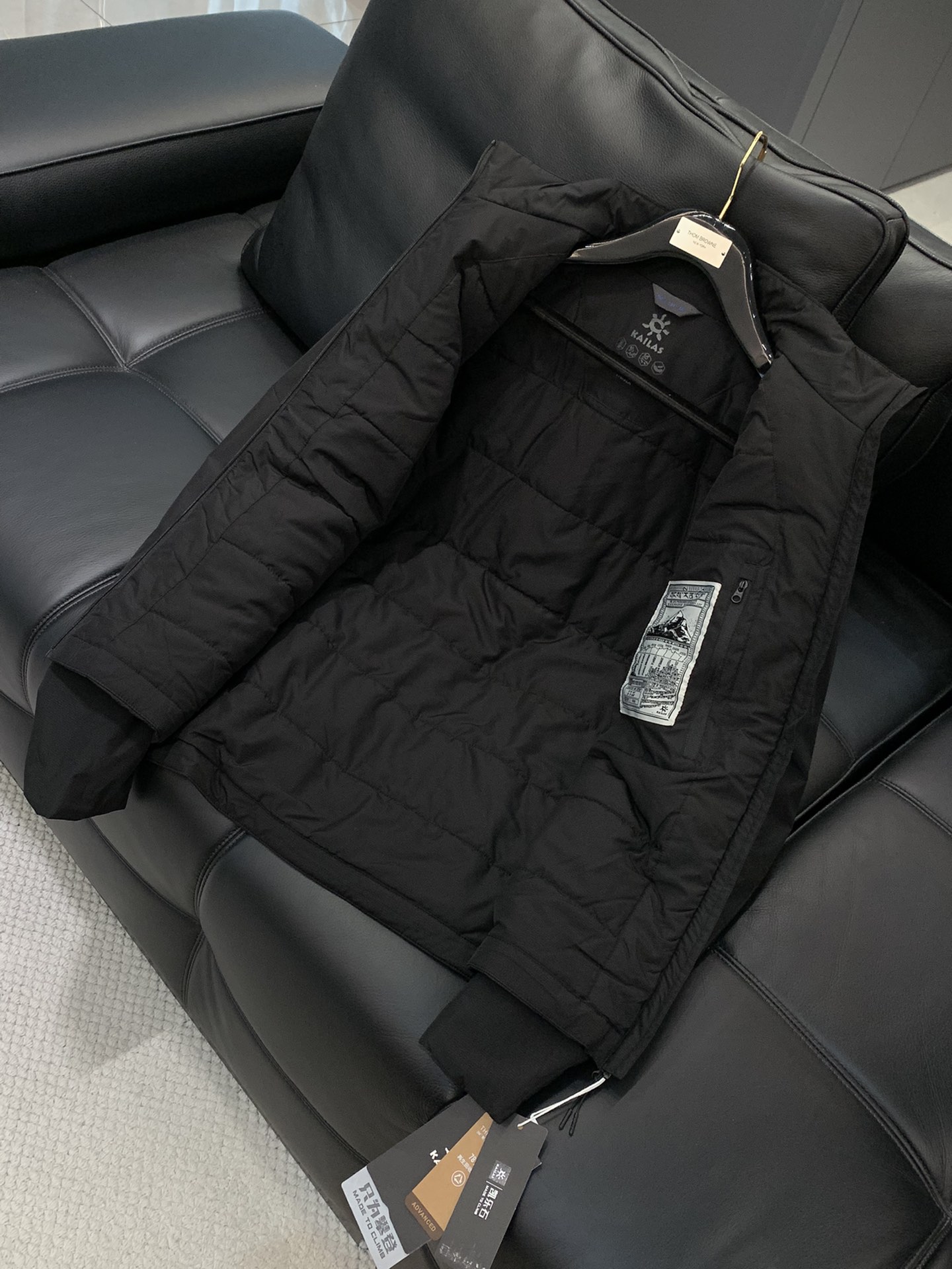 ，KAILAS 凯乐石，2025冬季新款，时尚休闲➕薄棉连帽外套，专柜同步有售，原单狠货，顶级印花工艺字