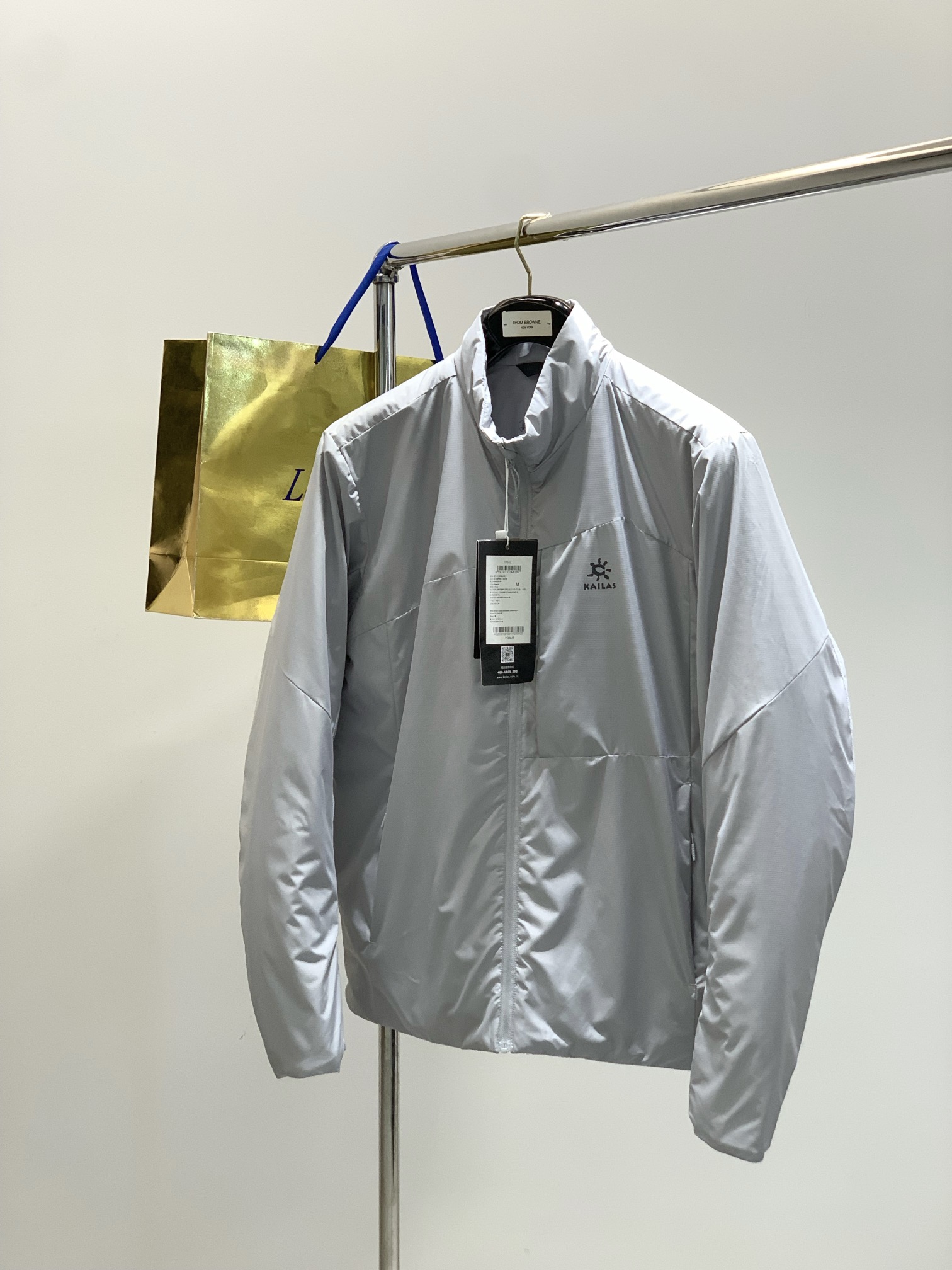 ，KAILAS 凯乐石，2025冬季新款，时尚休闲➕薄棉连帽外套，专柜同步有售，原单狠货，顶级印花工艺字