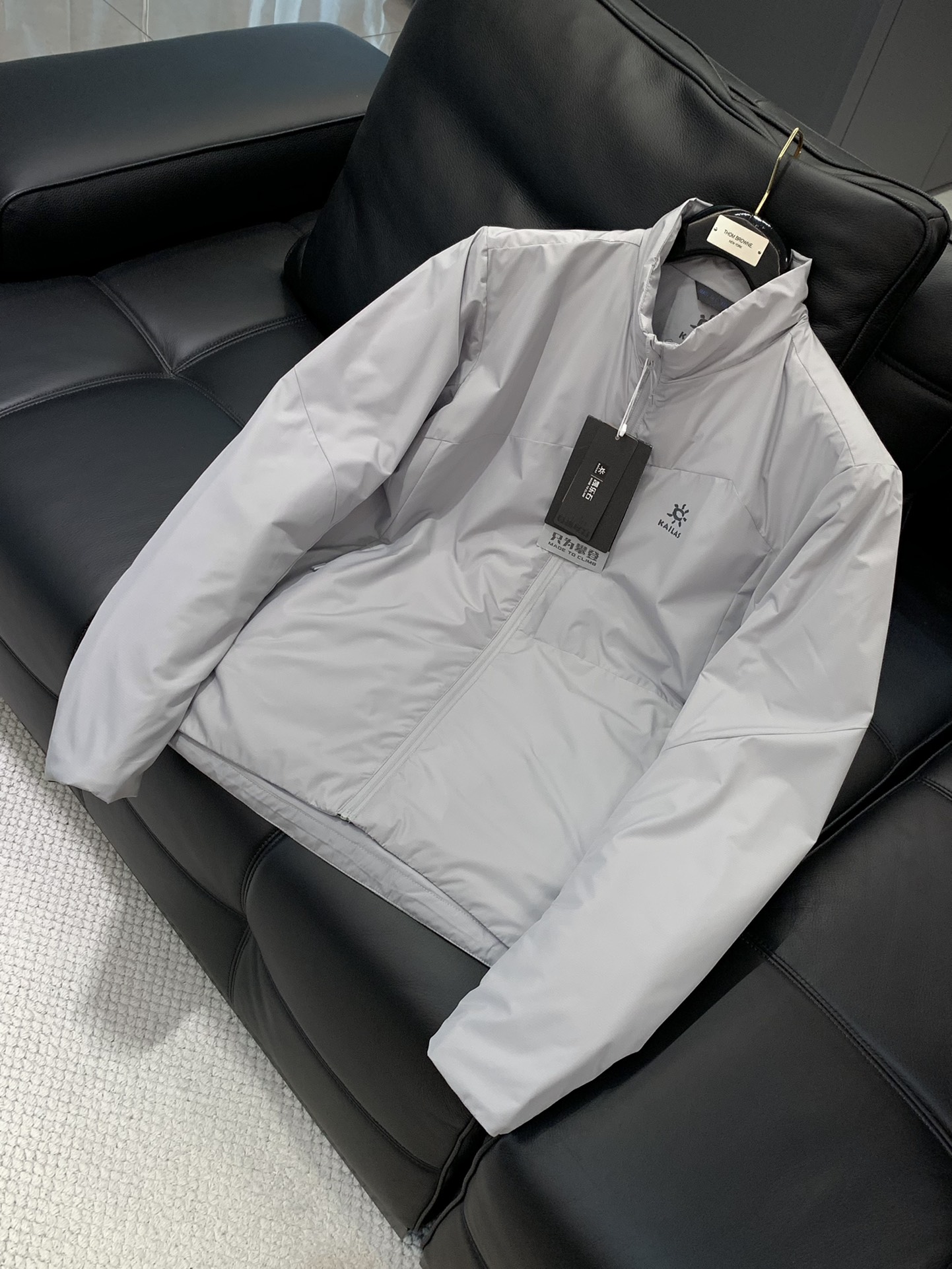 ，KAILAS 凯乐石，2025冬季新款，时尚休闲➕薄棉连帽外套，专柜同步有售，原单狠货，顶级印花工艺字
