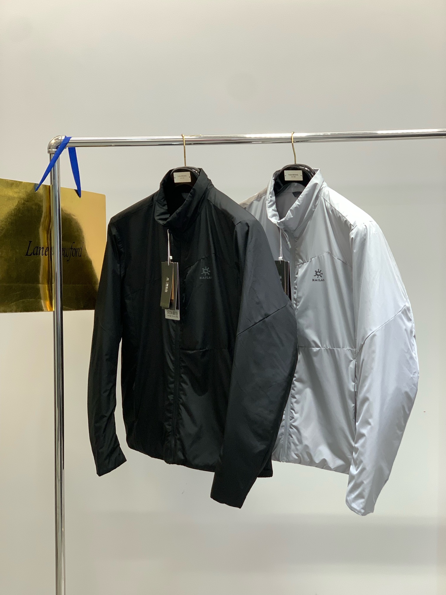 ，KAILAS 凯乐石，2025冬季新款，时尚休闲➕薄棉连帽外套，专柜同步有售，原单狠货，顶级印花工艺字