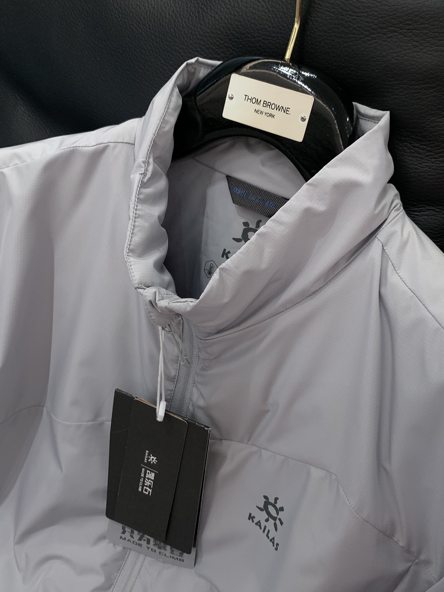 ，KAILAS 凯乐石，2025冬季新款，时尚休闲➕薄棉连帽外套，专柜同步有售，原单狠货，顶级印花工艺字