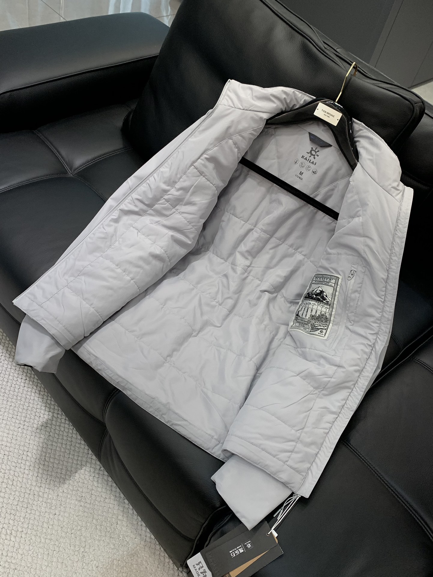，KAILAS 凯乐石，2025冬季新款，时尚休闲➕薄棉连帽外套，专柜同步有售，原单狠货，顶级印花工艺字