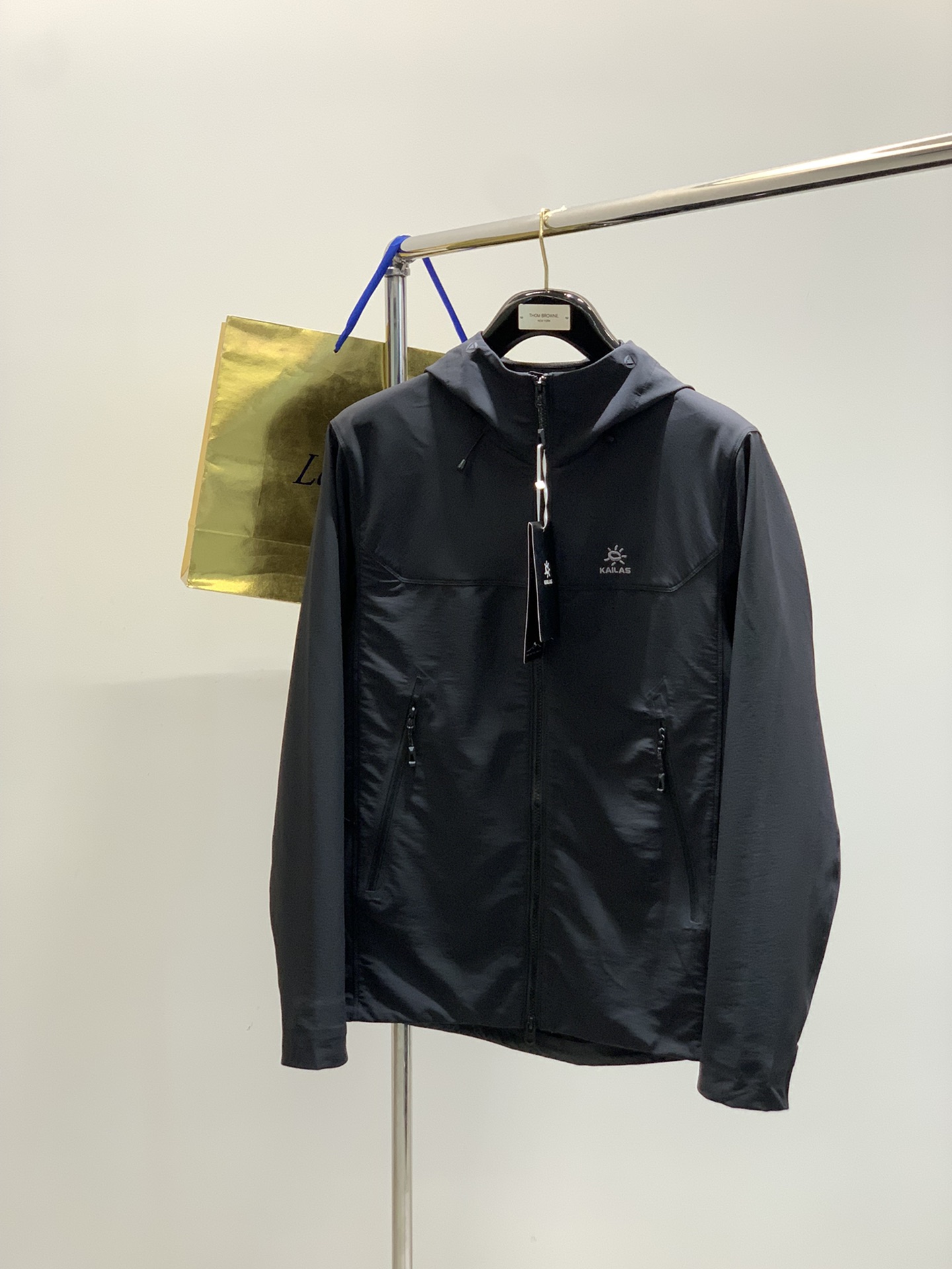 ，KAILAS 凯乐石，2025秋季季新款，时尚休闲连帽外套，专柜同步有售，原单狠货，顶级刺绣🪡工艺字母