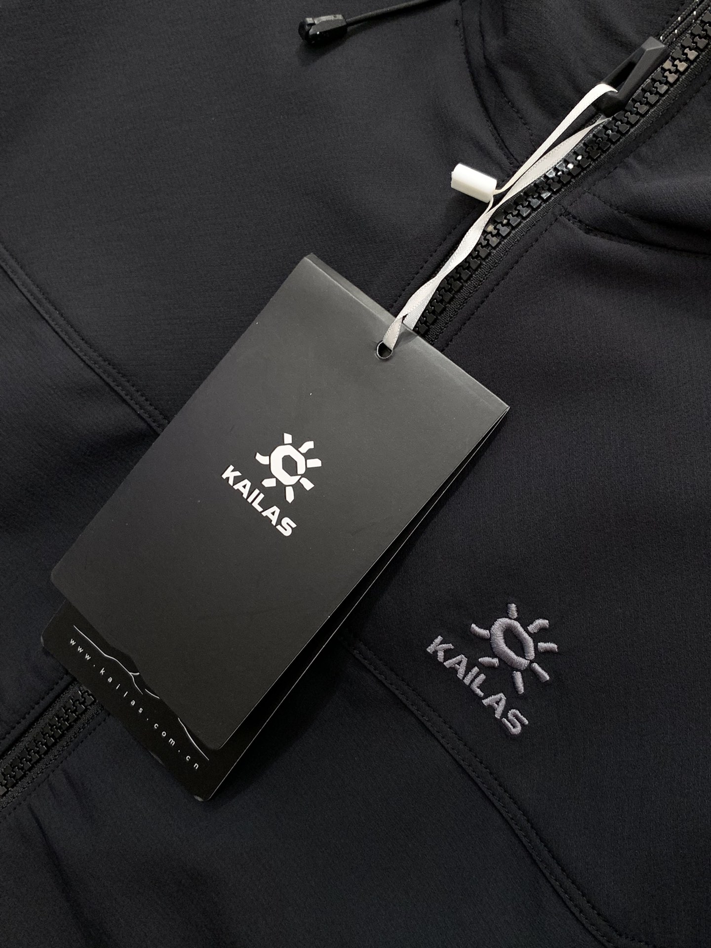 ，KAILAS 凯乐石，2025秋季季新款，时尚休闲连帽外套，专柜同步有售，原单狠货，顶级刺绣🪡工艺字母