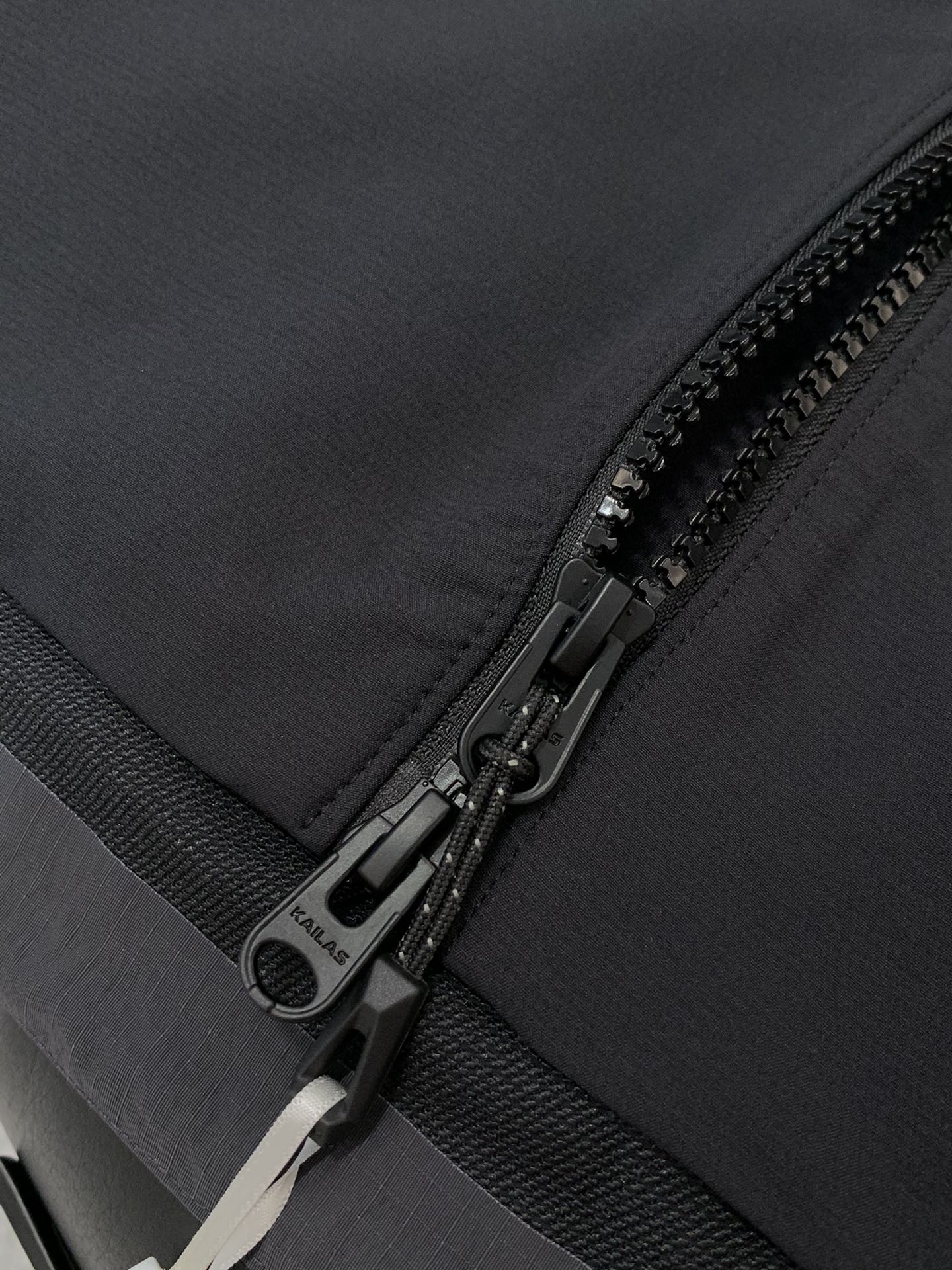 ，KAILAS 凯乐石，2025秋季季新款，时尚休闲连帽外套，专柜同步有售，原单狠货，顶级刺绣🪡工艺字母