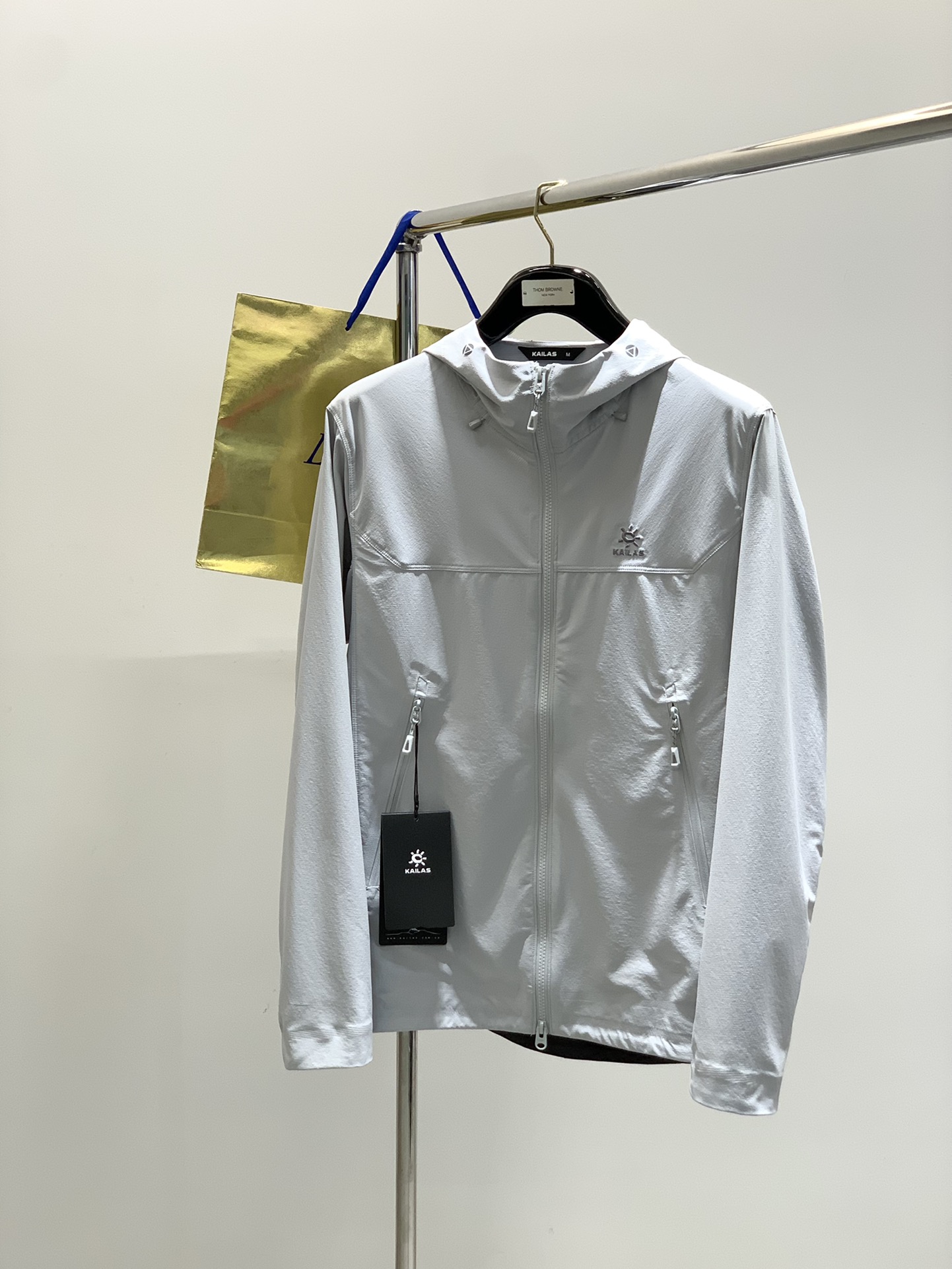 ，KAILAS 凯乐石，2025秋季季新款，时尚休闲连帽外套，专柜同步有售，原单狠货，顶级刺绣🪡工艺字母