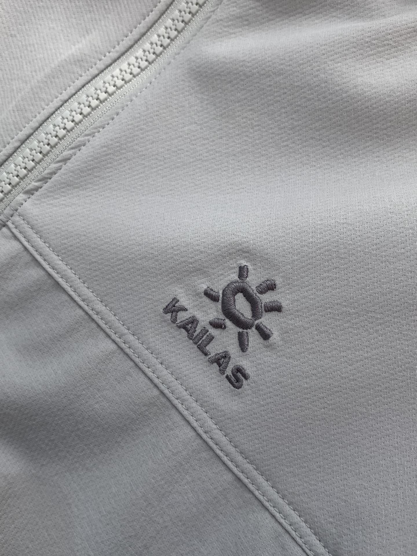 ，KAILAS 凯乐石，2025秋季季新款，时尚休闲连帽外套，专柜同步有售，原单狠货，顶级刺绣🪡工艺字母