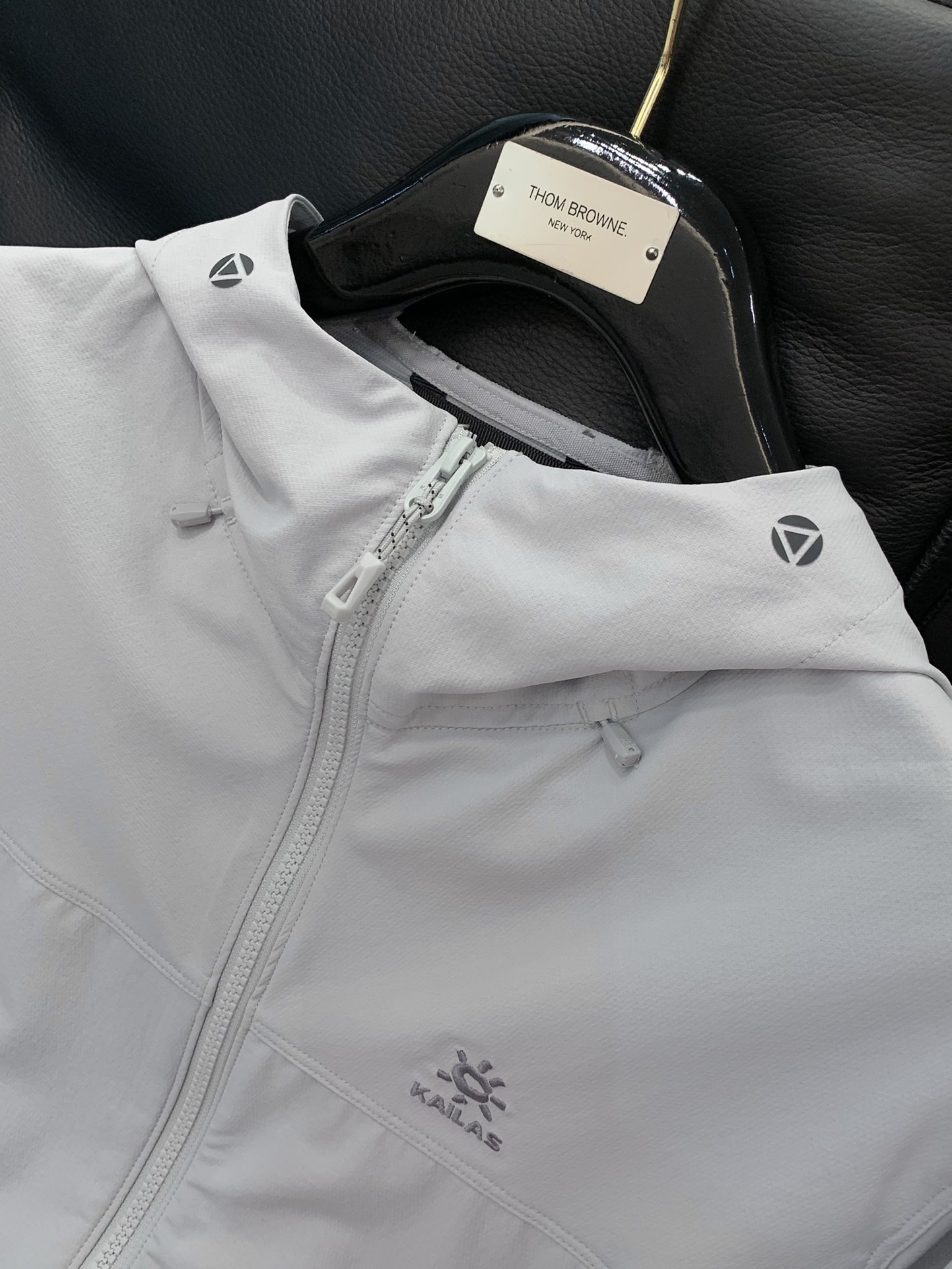 ，KAILAS 凯乐石，2025秋季季新款，时尚休闲连帽外套，专柜同步有售，原单狠货，顶级刺绣🪡工艺字母