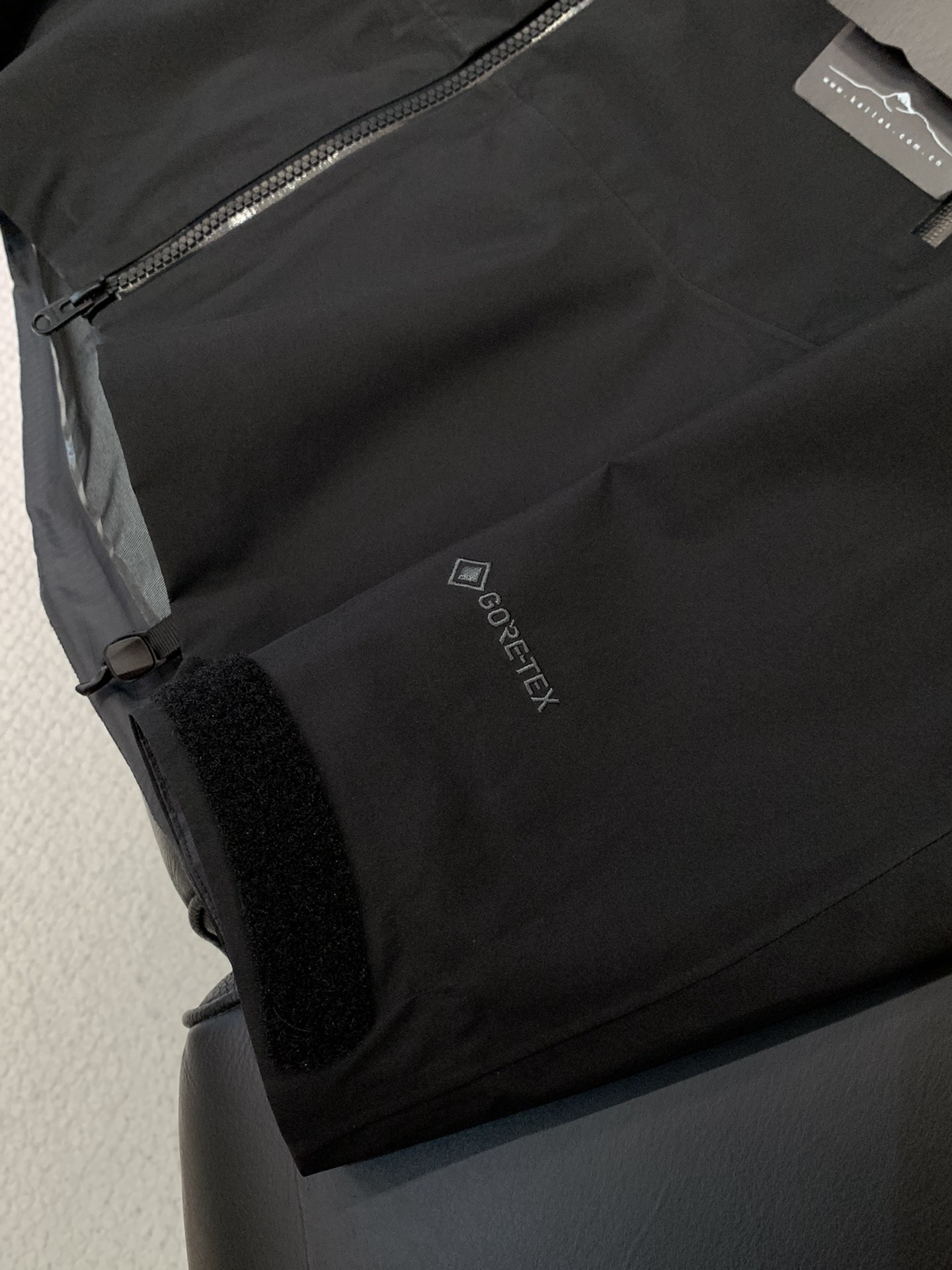 ，KAILAS 凯乐石，2025秋冬季新款，时尚休闲连帽冲锋衣外套，专柜同步有售，原单狠货，顶级刺绣🪡工