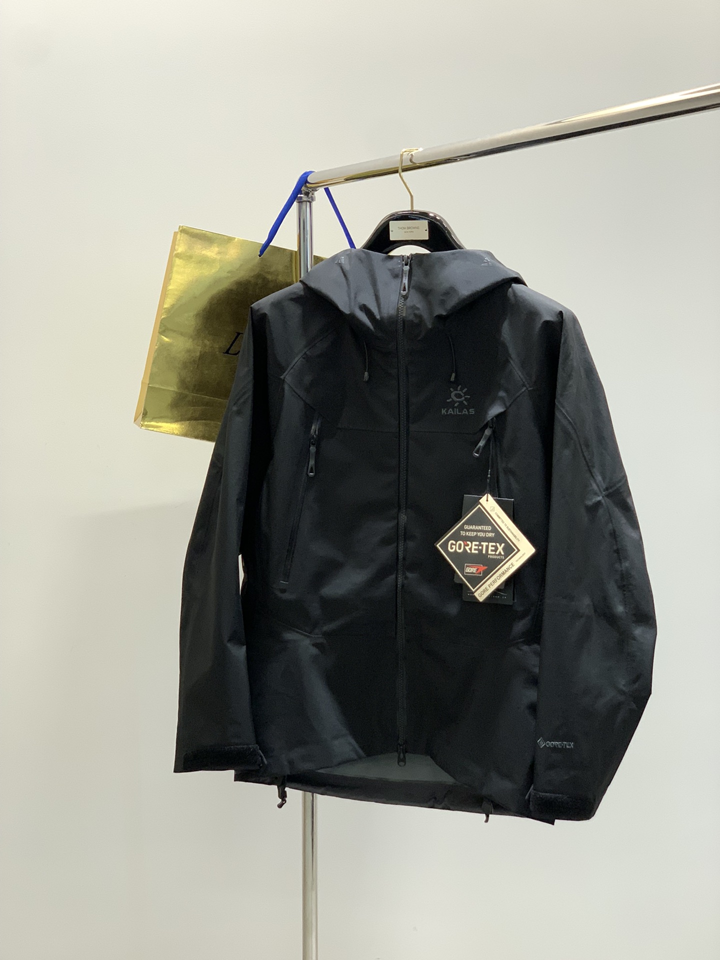 ，KAILAS 凯乐石，2025秋冬季新款，时尚休闲连帽冲锋衣外套，专柜同步有售，原单狠货，顶级刺绣🪡工