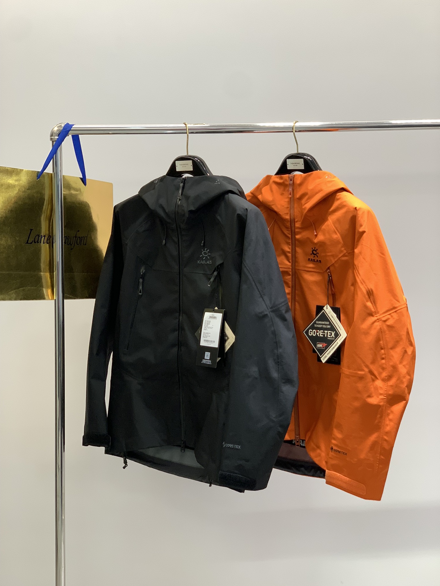 ，KAILAS 凯乐石，2025秋冬季新款，时尚休闲连帽冲锋衣外套，专柜同步有售，原单狠货，顶级刺绣🪡工