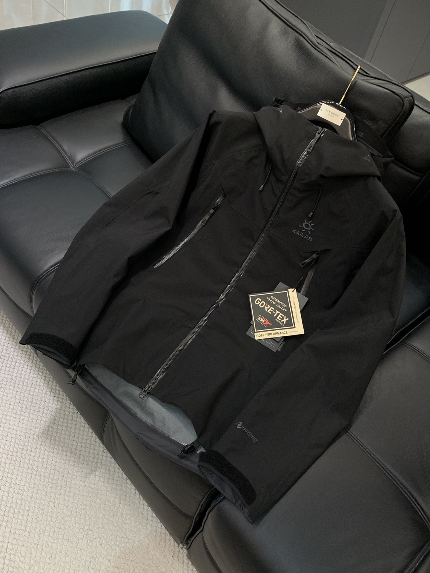 ，KAILAS 凯乐石，2025秋冬季新款，时尚休闲连帽冲锋衣外套，专柜同步有售，原单狠货，顶级刺绣🪡工