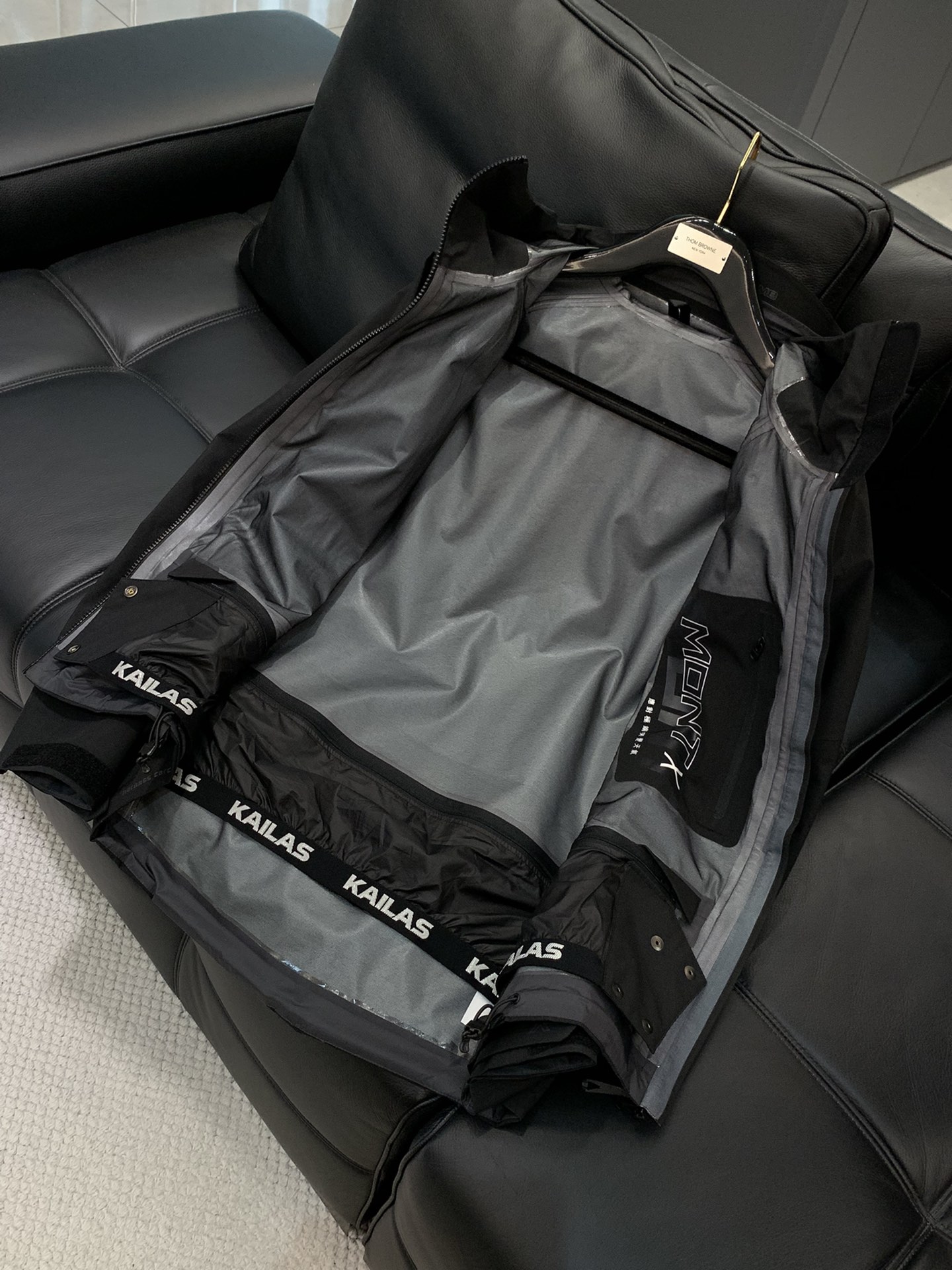 ，KAILAS 凯乐石，2025秋冬季新款，时尚休闲连帽冲锋衣外套，专柜同步有售，原单狠货，顶级刺绣🪡工