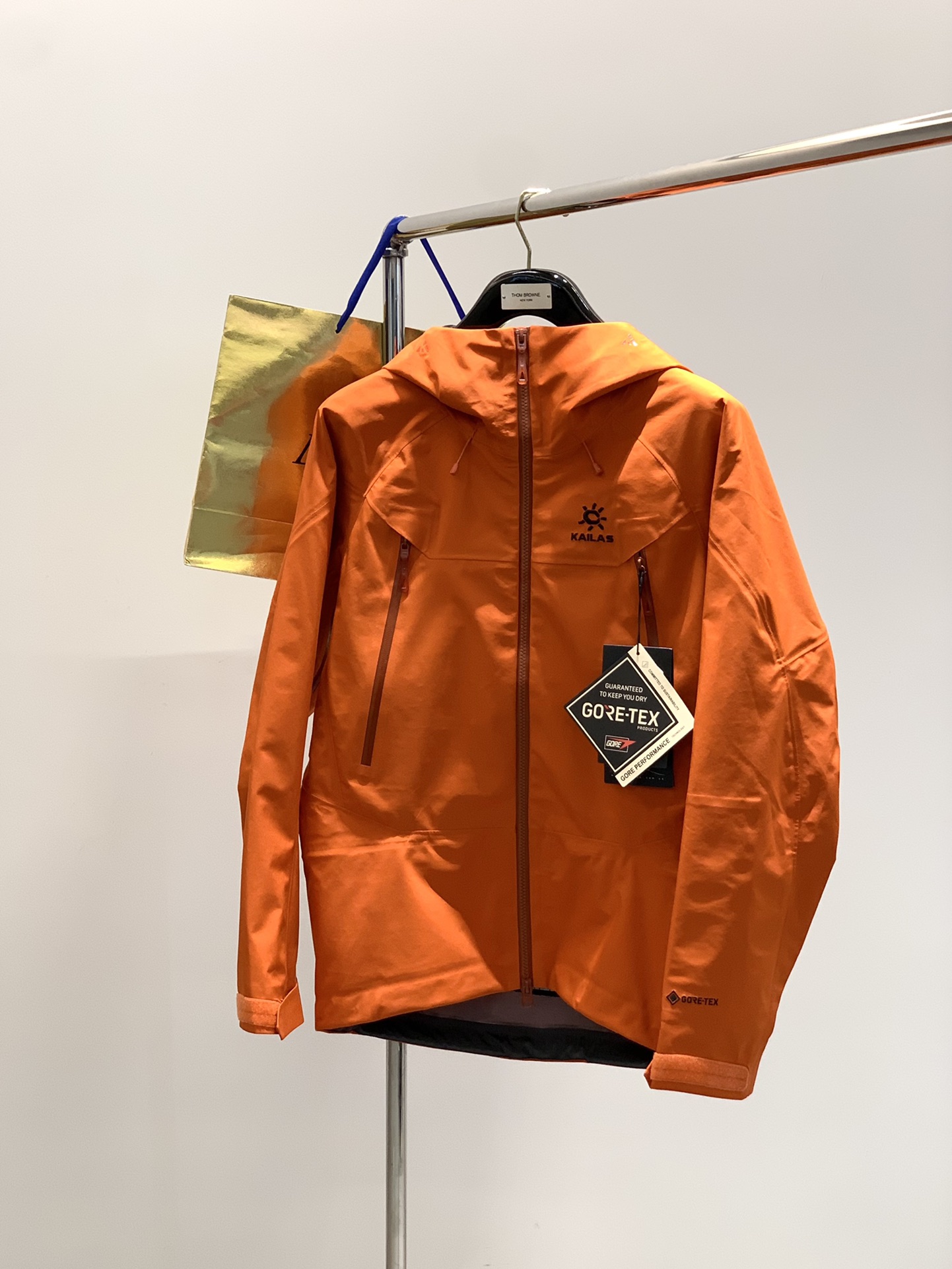 ，KAILAS 凯乐石，2025秋冬季新款，时尚休闲连帽冲锋衣外套，专柜同步有售，原单狠货，顶级刺绣🪡工