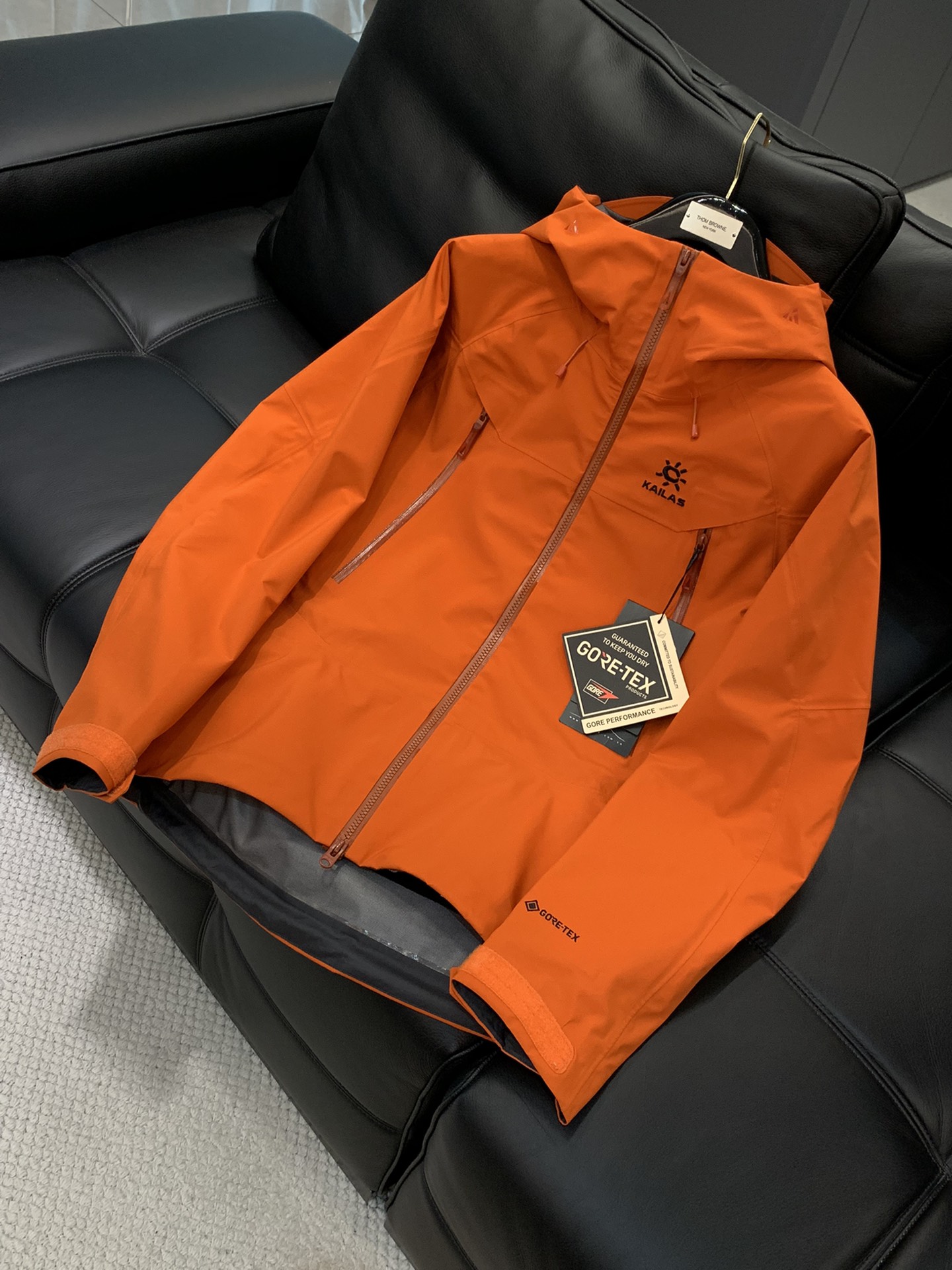 ，KAILAS 凯乐石，2025秋冬季新款，时尚休闲连帽冲锋衣外套，专柜同步有售，原单狠货，顶级刺绣🪡工