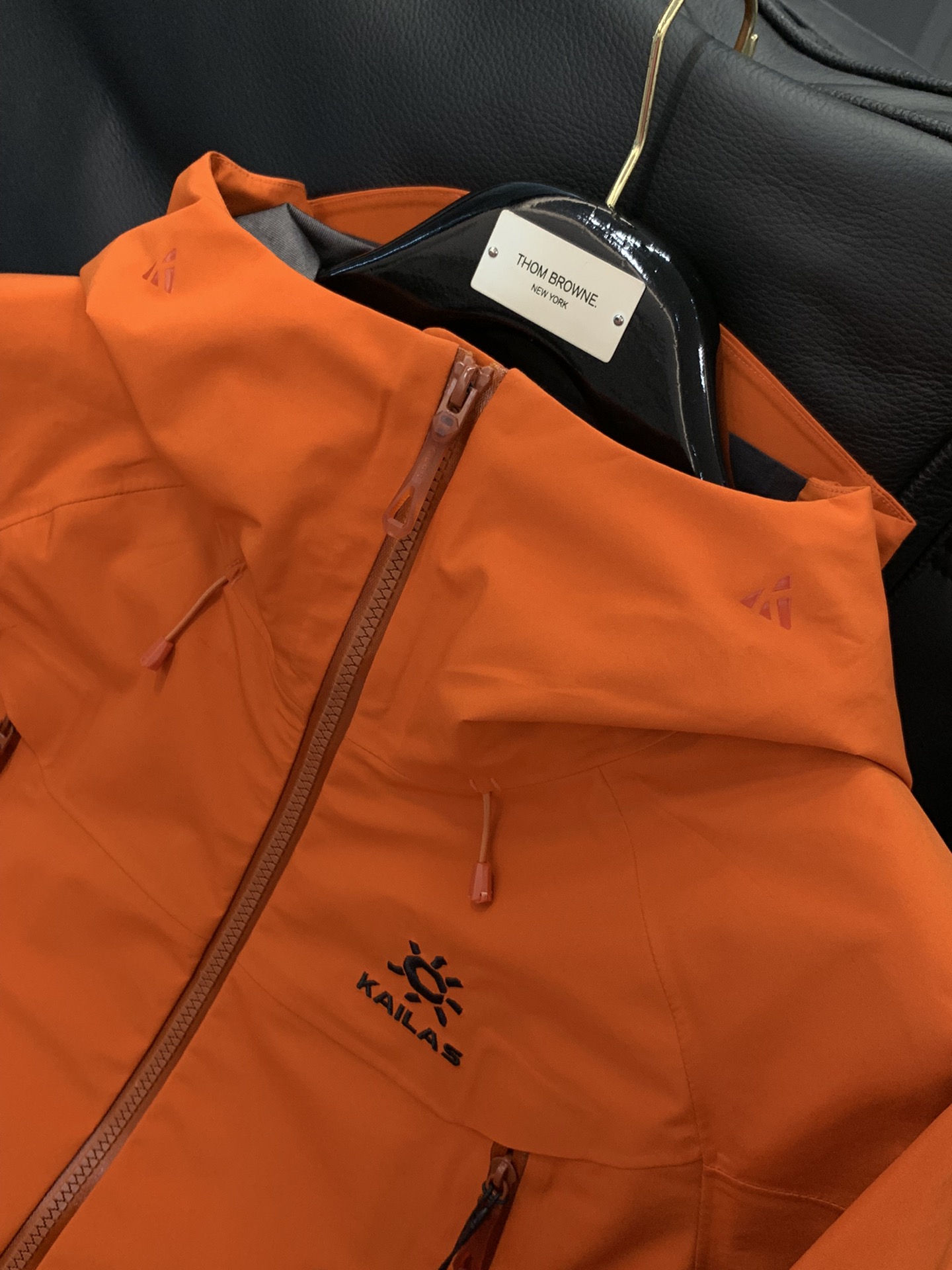 ，KAILAS 凯乐石，2025秋冬季新款，时尚休闲连帽冲锋衣外套，专柜同步有售，原单狠货，顶级刺绣🪡工