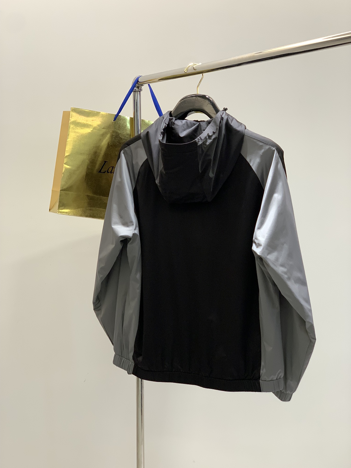 ，lP🆕 连帽拉链外套
材质 面料 聚酯纤维
       里料 聚酯纤维
尺码48-56 
48胸围1