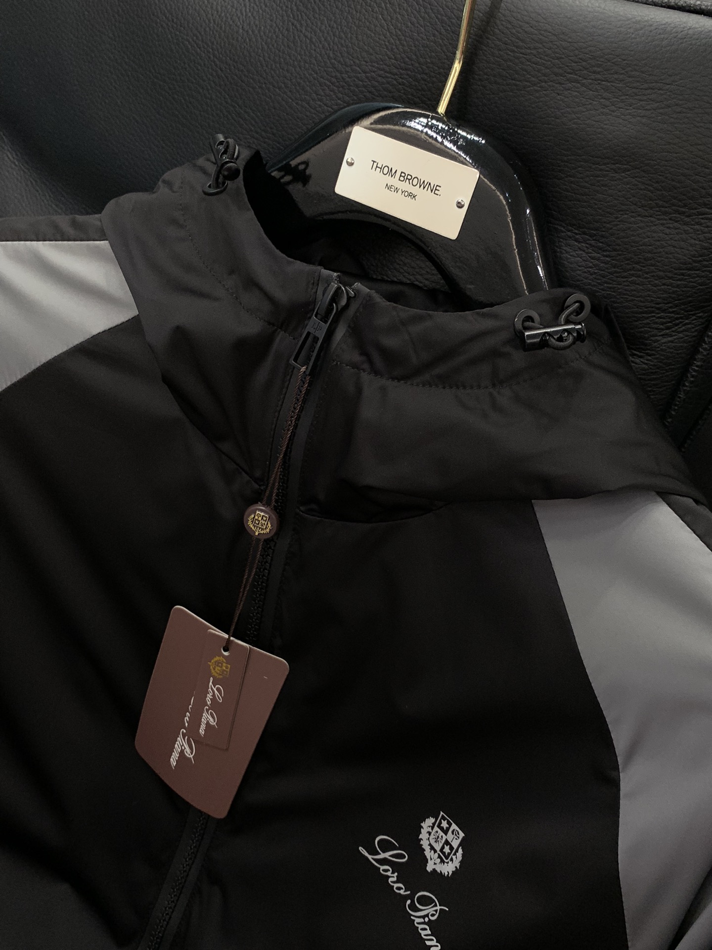 ，lP🆕 连帽拉链外套
材质 面料 聚酯纤维
       里料 聚酯纤维
尺码48-56 
48胸围1