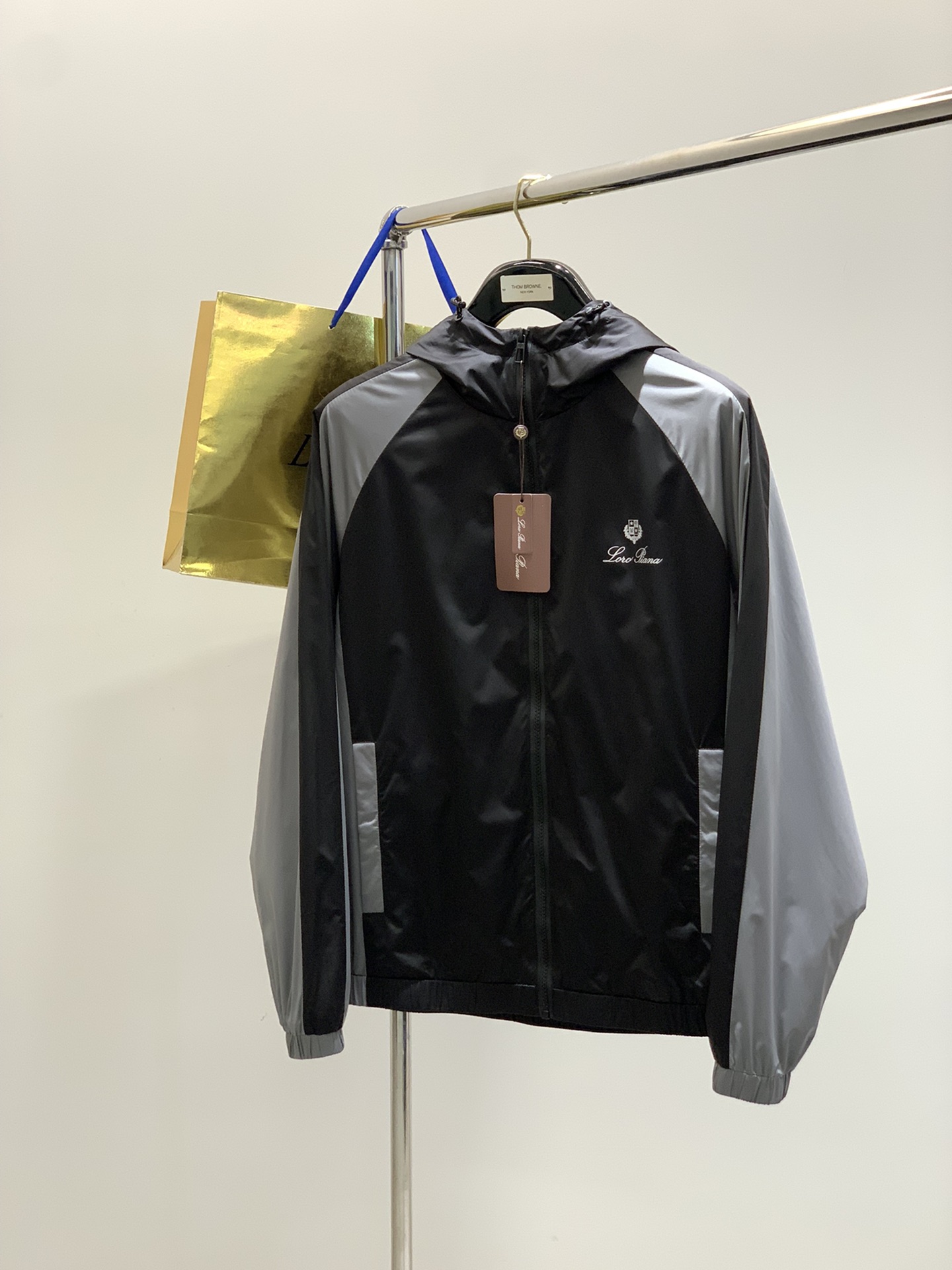 ，lP🆕 连帽拉链外套
材质 面料 聚酯纤维
       里料 聚酯纤维
尺码48-56 
48胸围1