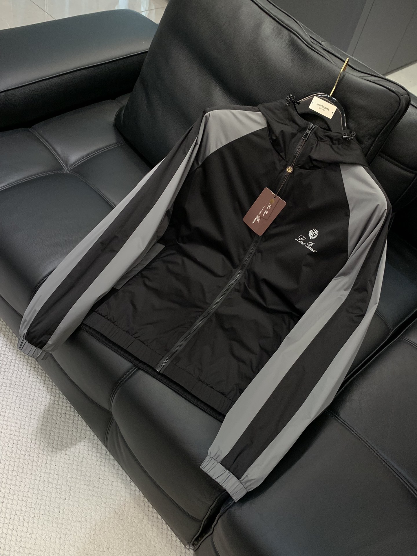 ，lP🆕 连帽拉链外套
材质 面料 聚酯纤维
       里料 聚酯纤维
尺码48-56 
48胸围1