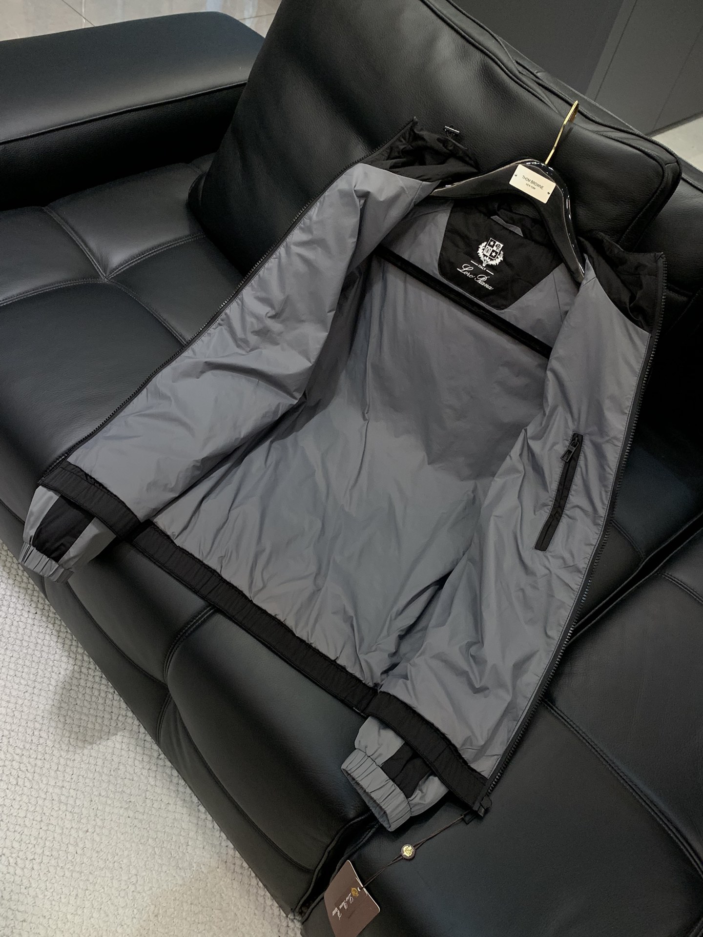 ，lP🆕 连帽拉链外套
材质 面料 聚酯纤维
       里料 聚酯纤维
尺码48-56 
48胸围1