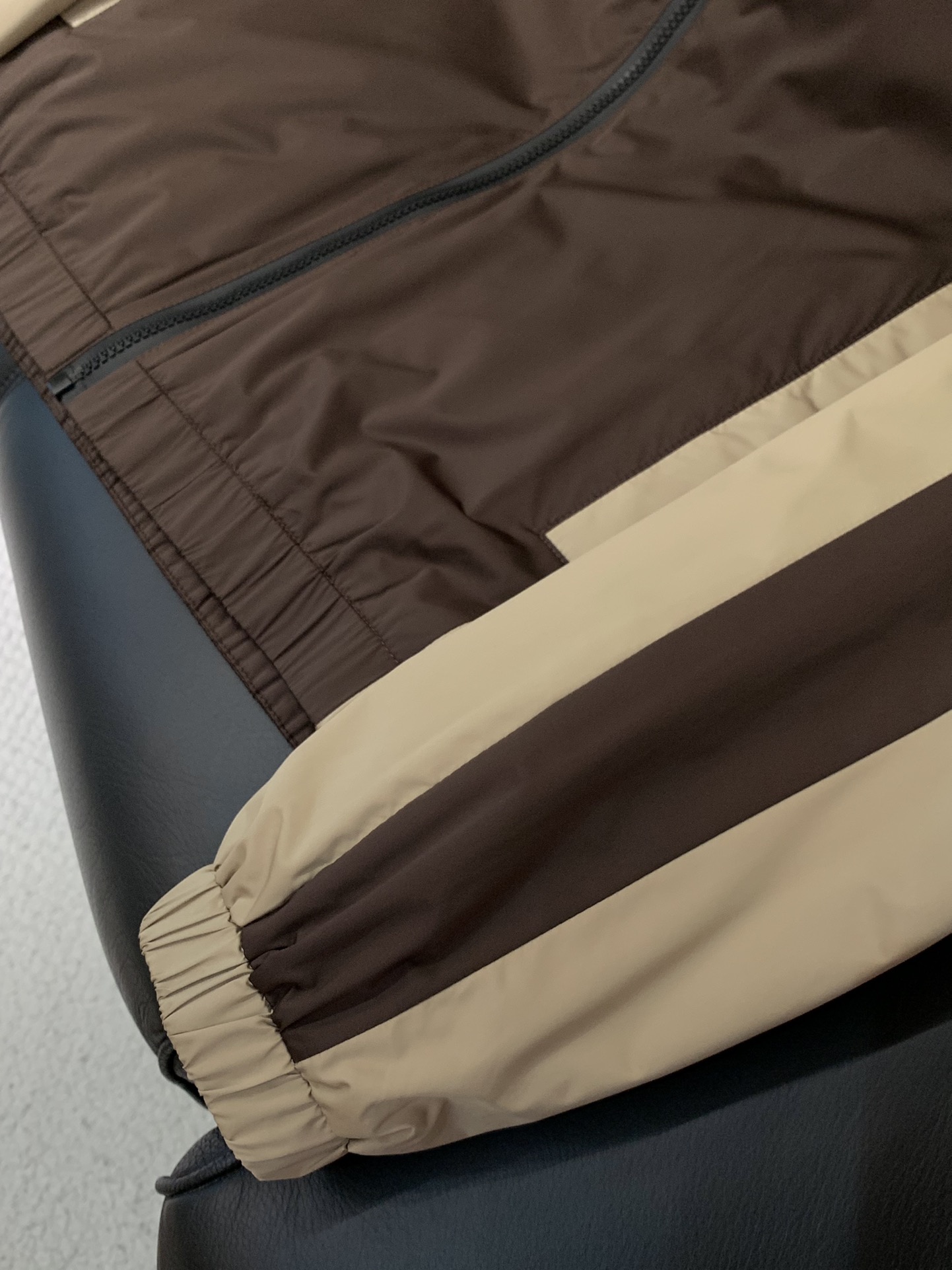 ，lP🆕 连帽拉链外套
材质 面料 聚酯纤维
       里料 聚酯纤维
尺码48-56 
48胸围1