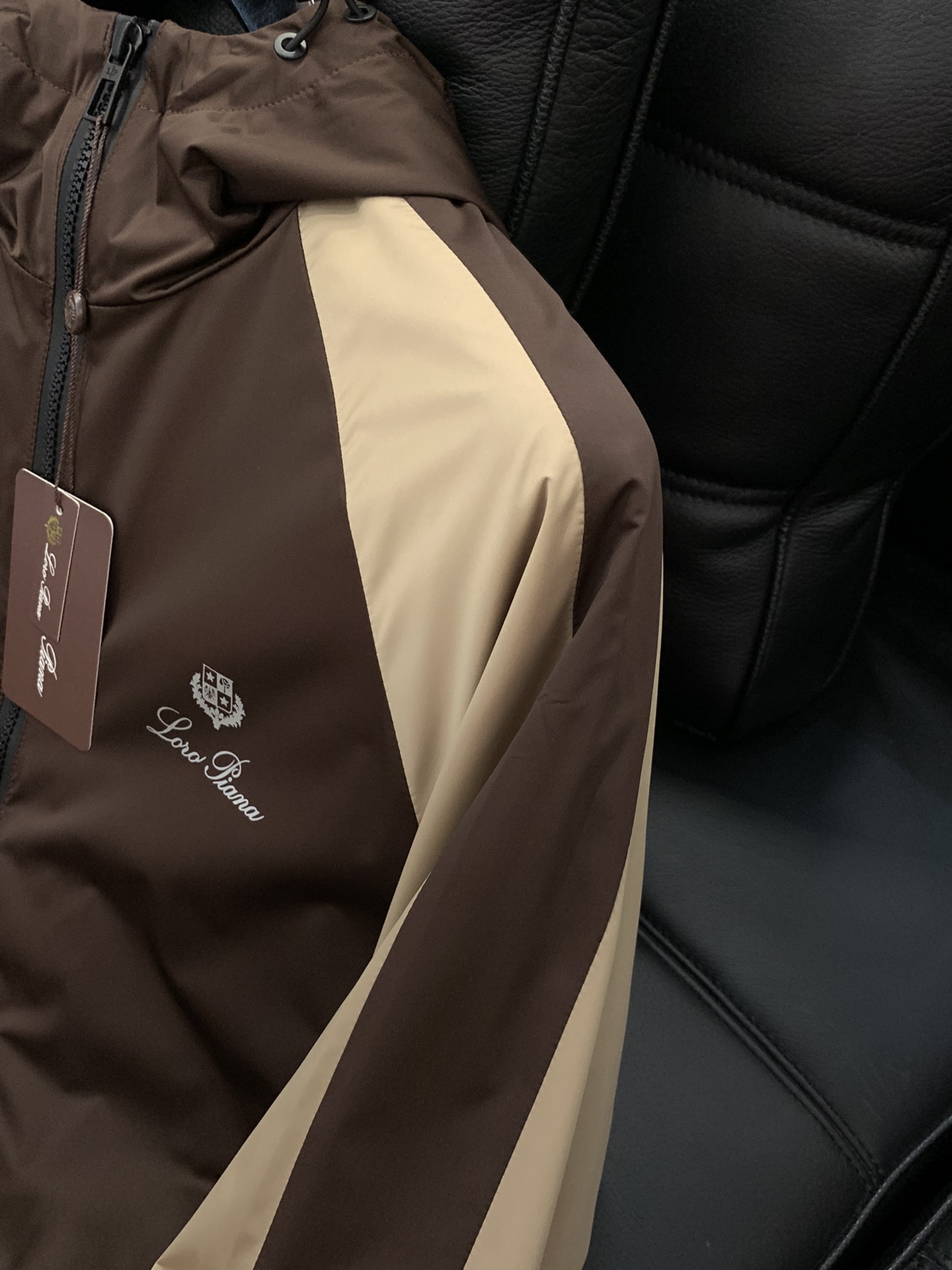 ，lP🆕 连帽拉链外套
材质 面料 聚酯纤维
       里料 聚酯纤维
尺码48-56 
48胸围1