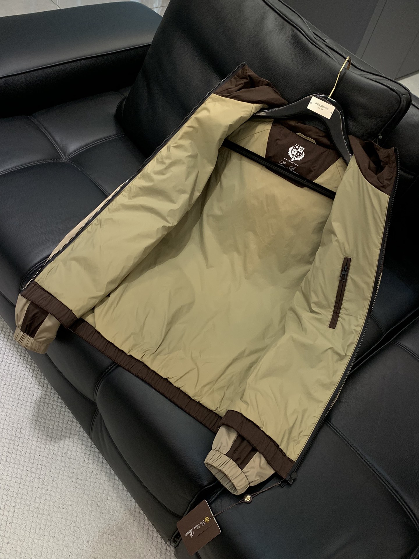 ，lP🆕 连帽拉链外套
材质 面料 聚酯纤维
       里料 聚酯纤维
尺码48-56 
48胸围1