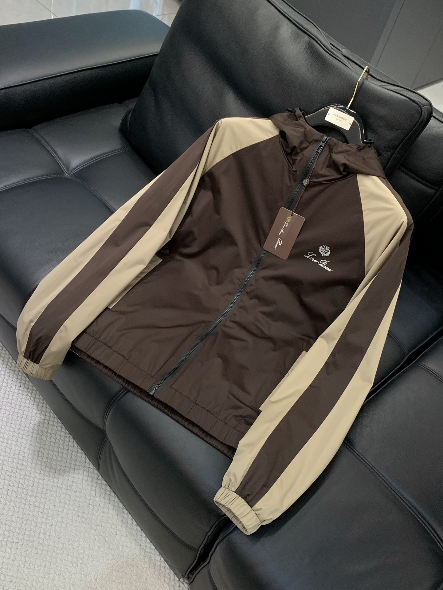 ，lP🆕 连帽拉链外套
材质 面料 聚酯纤维
       里料 聚酯纤维
尺码48-56 
48胸围1