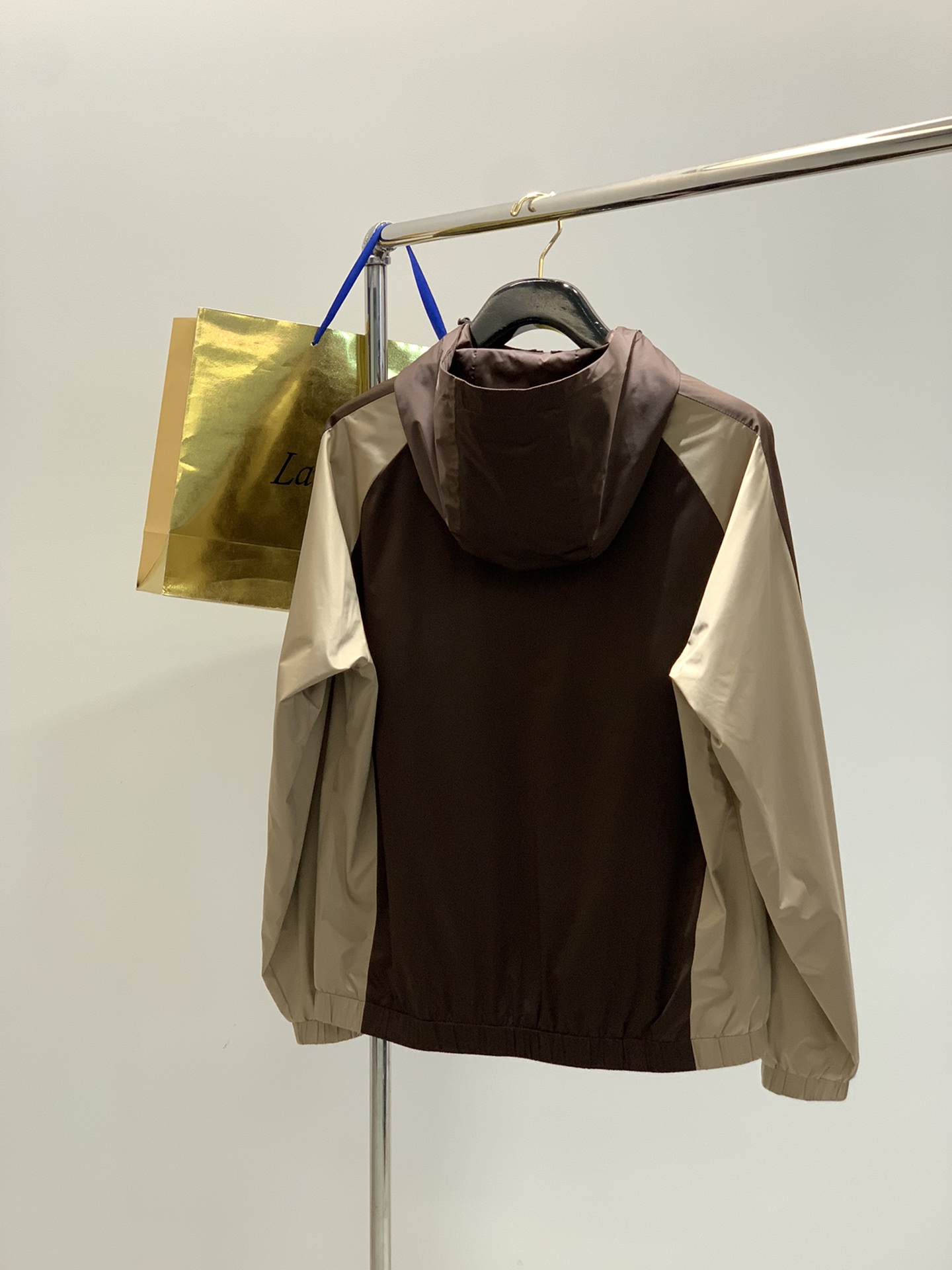 ，lP🆕 连帽拉链外套
材质 面料 聚酯纤维
       里料 聚酯纤维
尺码48-56 
48胸围1