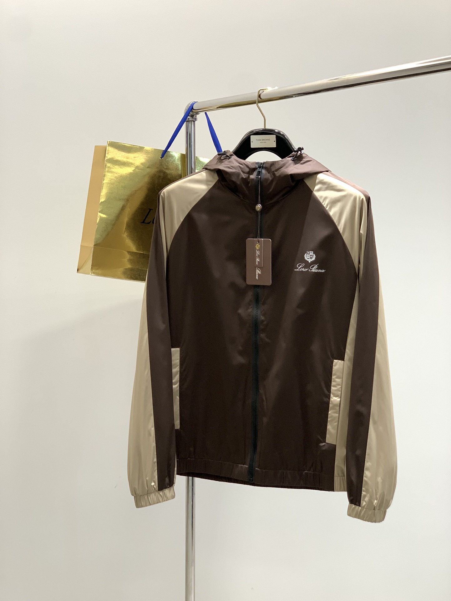 ，lP🆕 连帽拉链外套
材质 面料 聚酯纤维
       里料 聚酯纤维
尺码48-56 
48胸围1