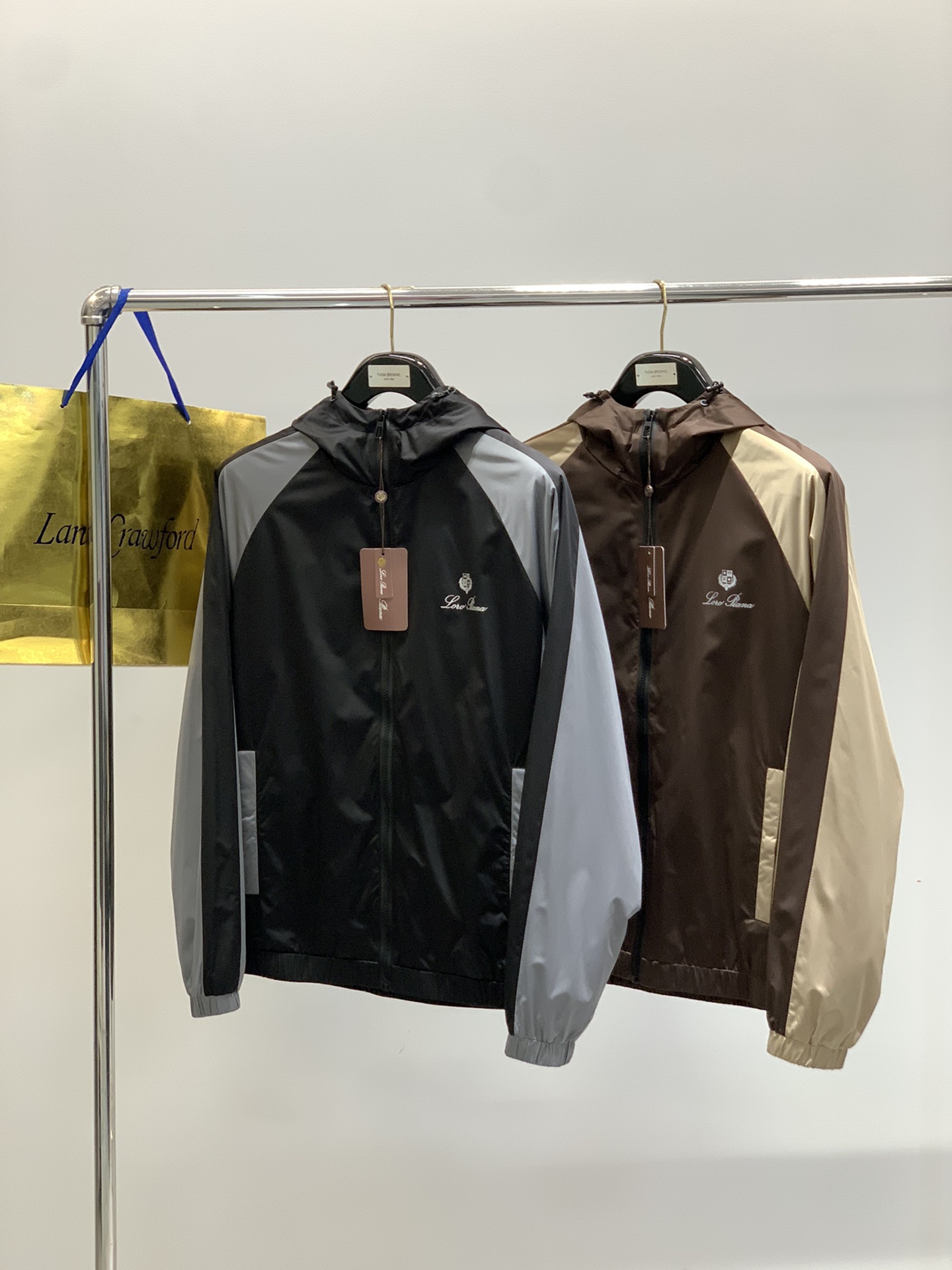 ，lP🆕 连帽拉链外套
材质 面料 聚酯纤维
       里料 聚酯纤维
尺码48-56 
48胸围1