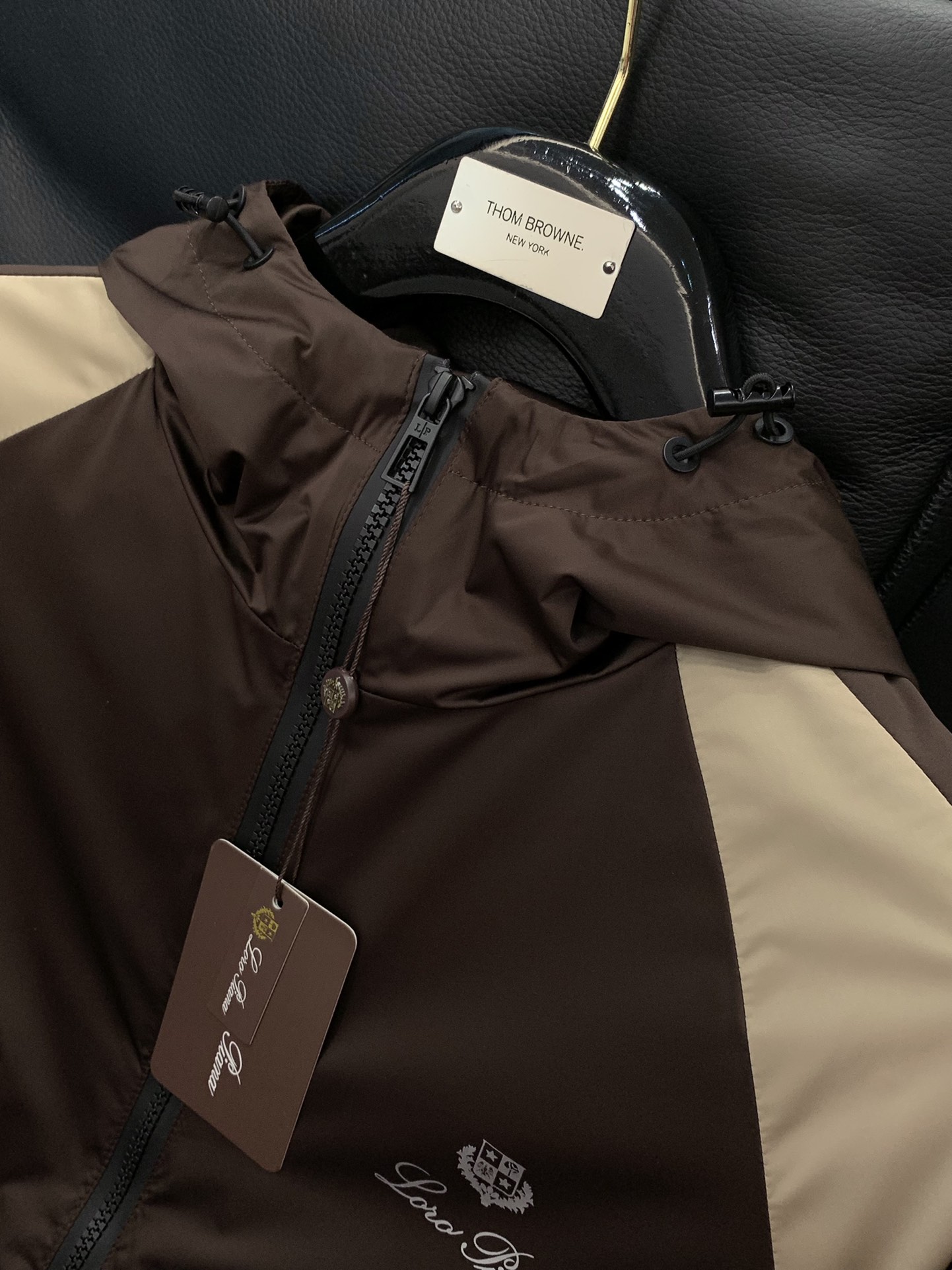 ，lP🆕 连帽拉链外套
材质 面料 聚酯纤维
       里料 聚酯纤维
尺码48-56 
48胸围1