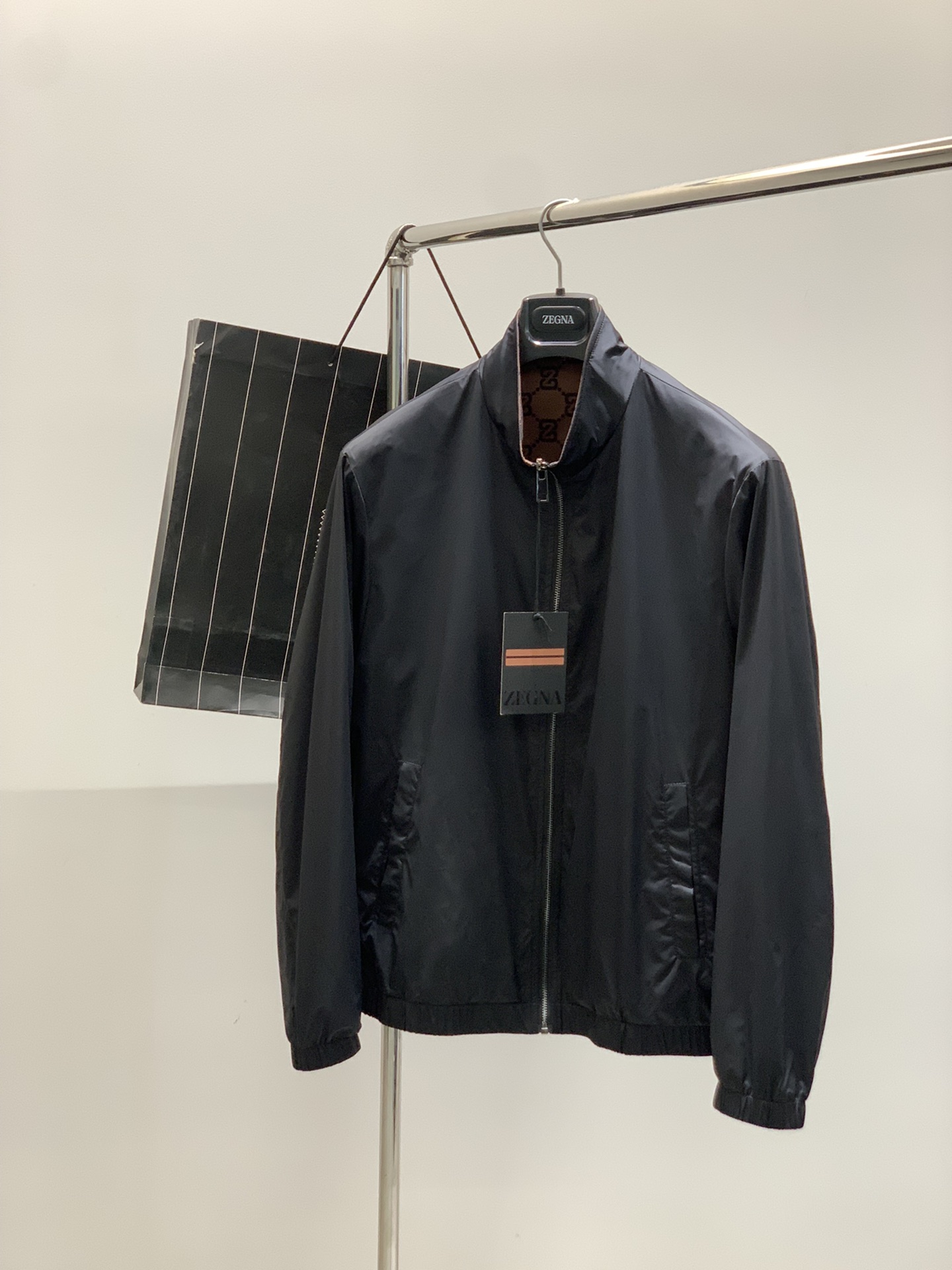 ，杰尼亚双面穿立领夹克 
材质 尼龙
尺码48-56 
尺码表
48胸围106肩宽45衣长66袖长62
