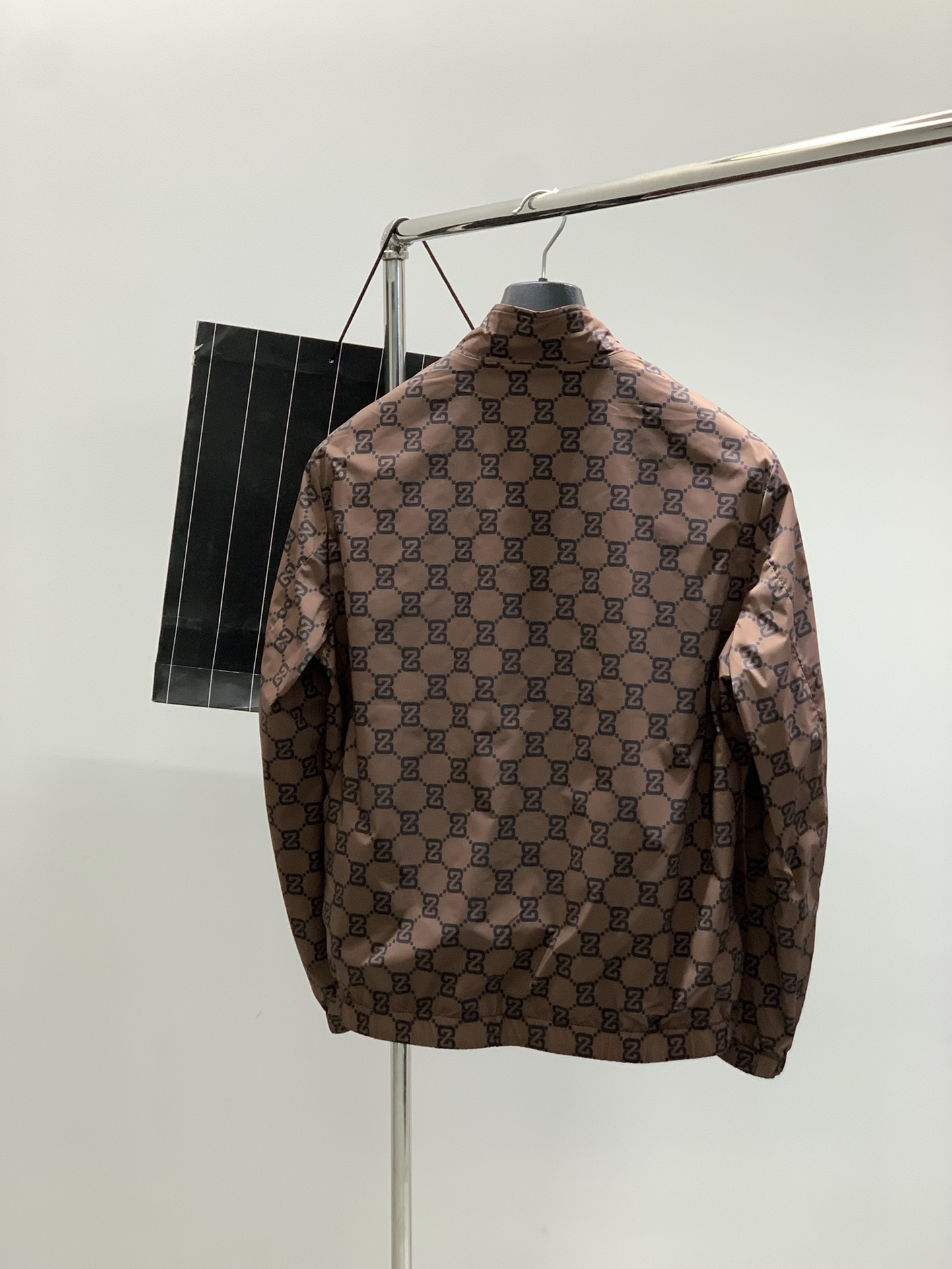 ，杰尼亚双面穿立领夹克 
材质 尼龙
尺码48-56 
尺码表
48胸围106肩宽45衣长66袖长62
