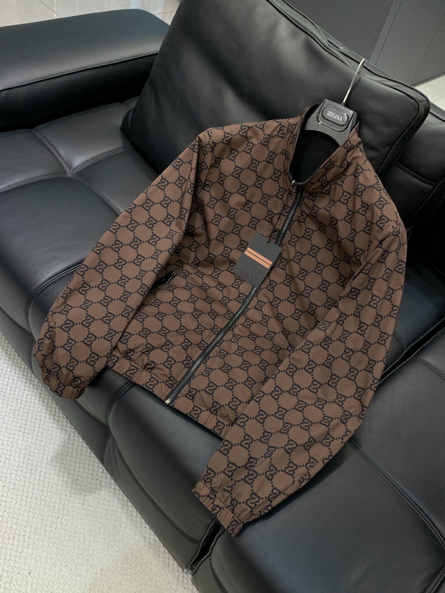 ，杰尼亚双面穿立领夹克 
材质 尼龙
尺码48-56 
尺码表
48胸围106肩宽45衣长66袖长62
