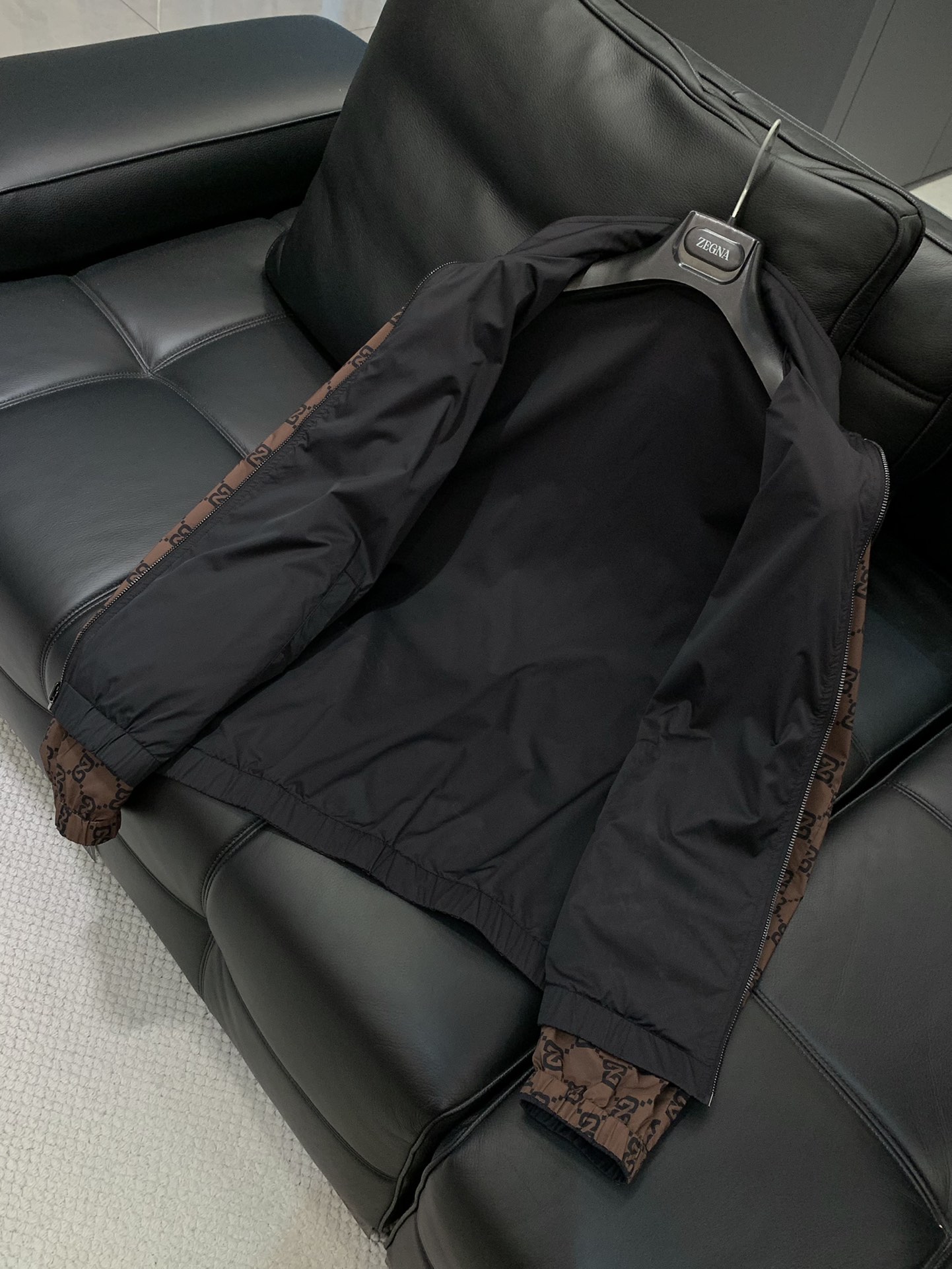 ，杰尼亚双面穿立领夹克 
材质 尼龙
尺码48-56 
尺码表
48胸围106肩宽45衣长66袖长62
