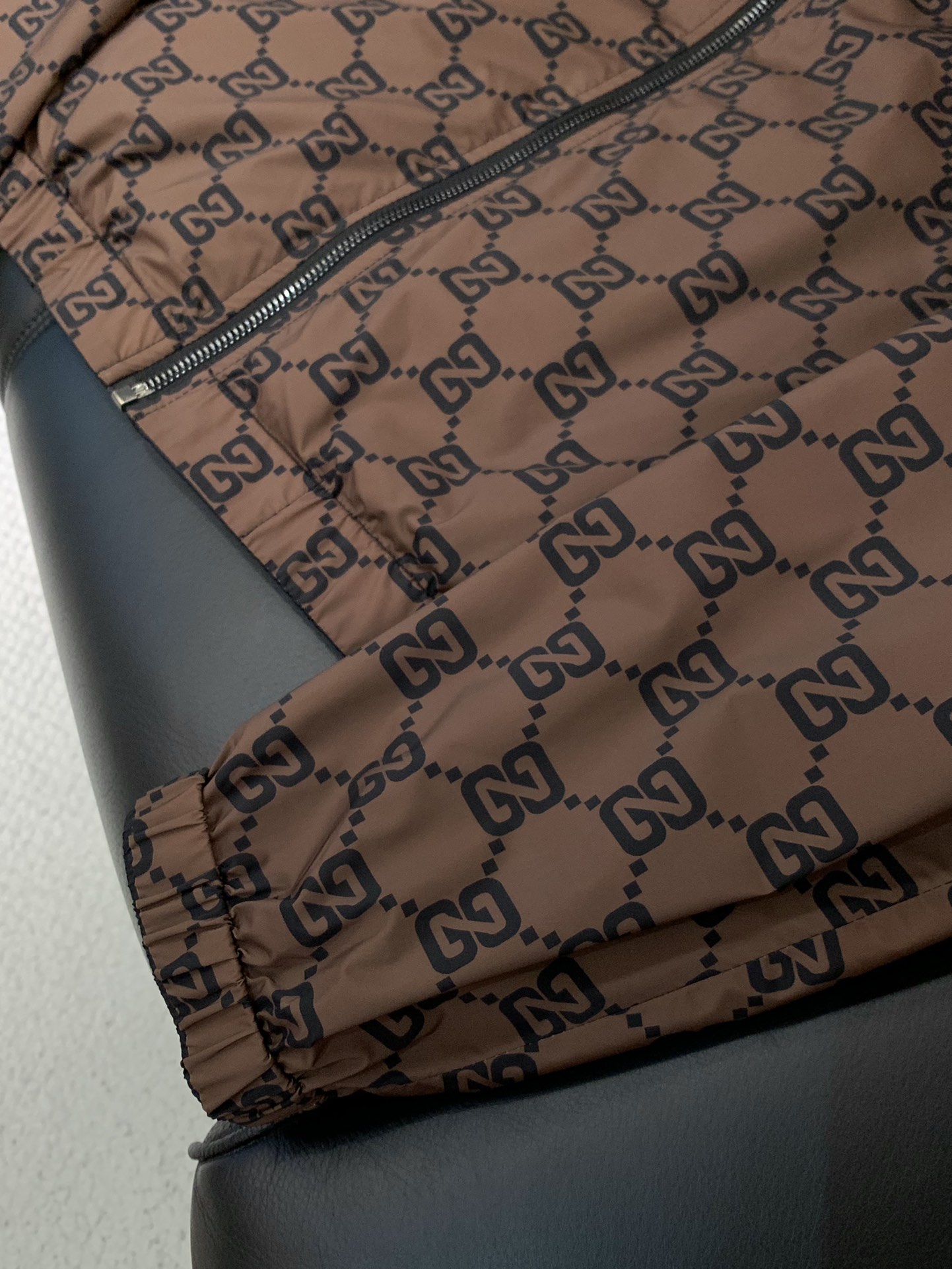 ，杰尼亚双面穿立领夹克 
材质 尼龙
尺码48-56 
尺码表
48胸围106肩宽45衣长66袖长62
