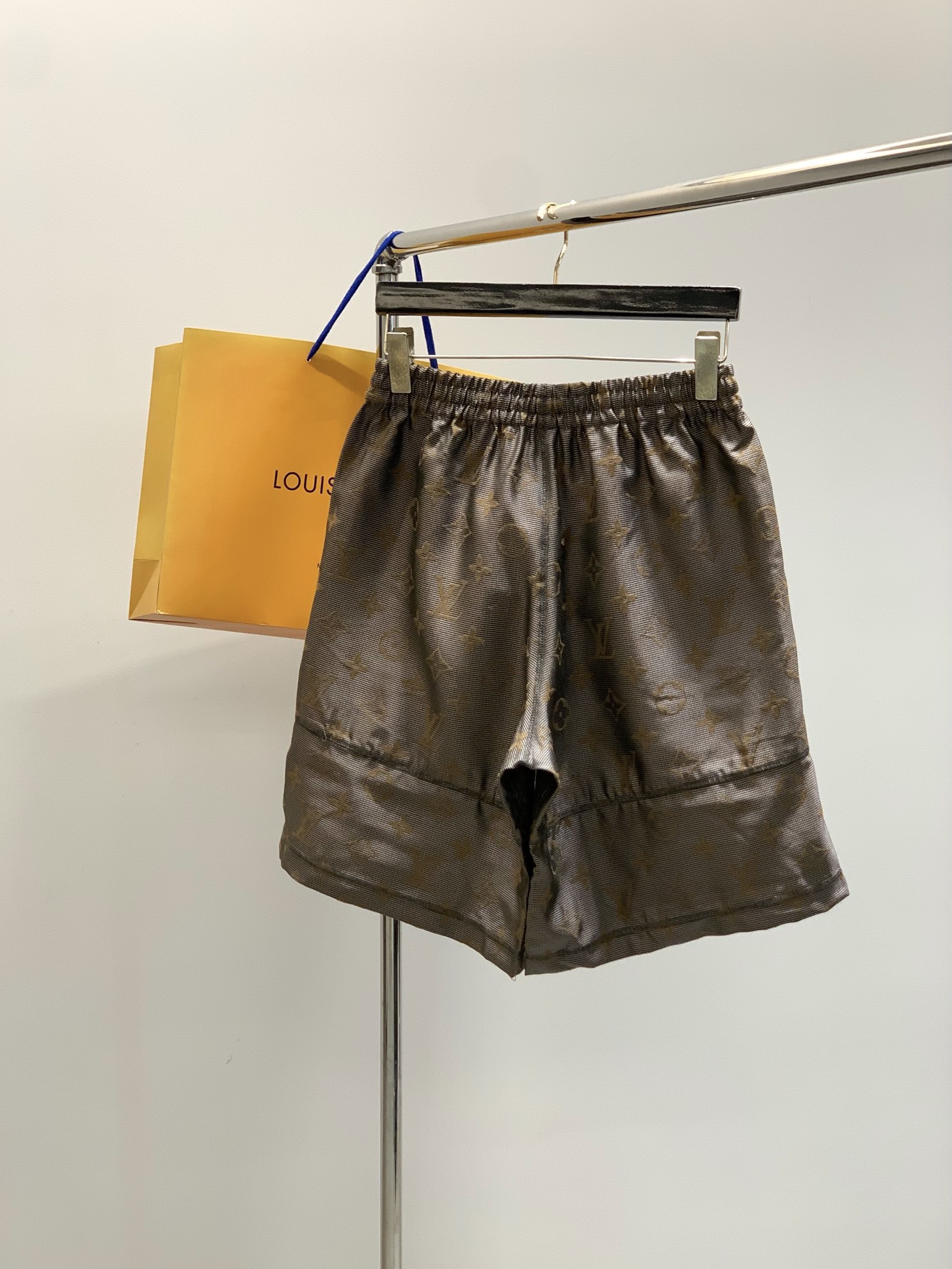 ，LV 棕色老花定织提花短裤
 渠道臻品,绝迹款!!高级感一眼炸裂,超级好看的复古系列.老花经典的棕色配