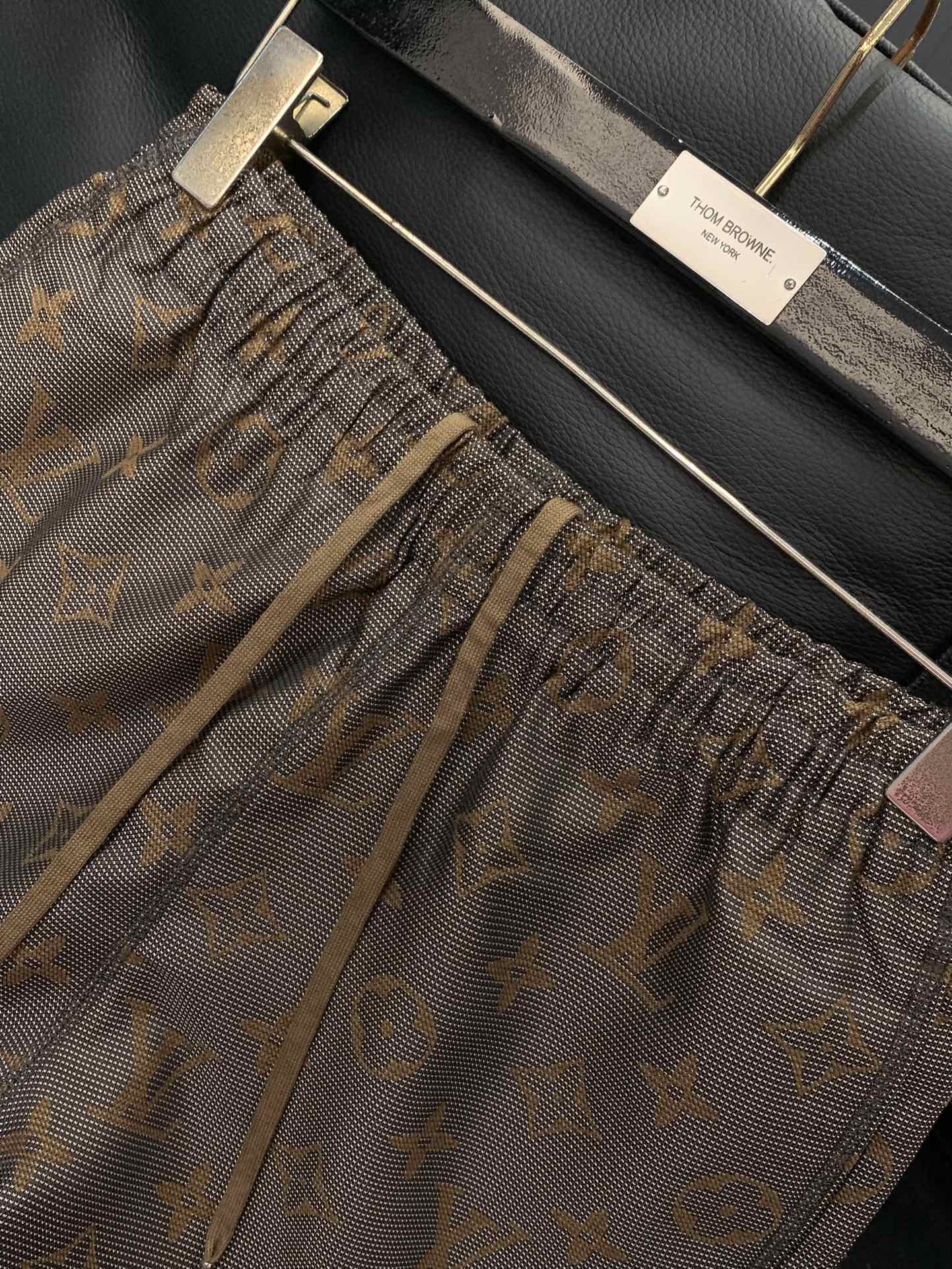 ，LV 棕色老花定织提花短裤
 渠道臻品,绝迹款!!高级感一眼炸裂,超级好看的复古系列.老花经典的棕色配