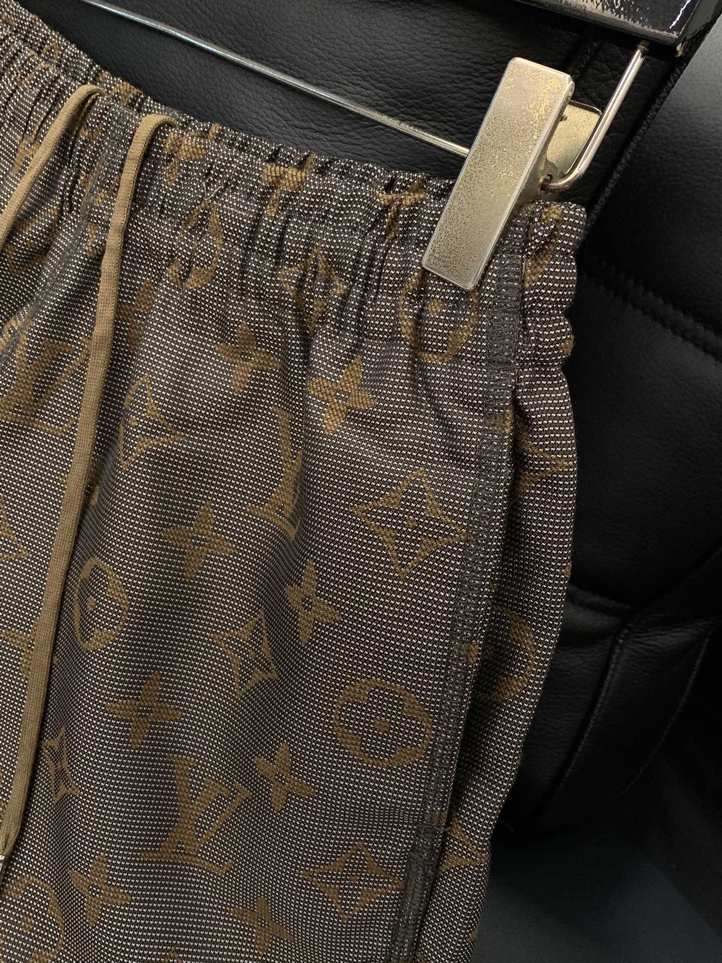 ，LV 棕色老花定织提花短裤
 渠道臻品,绝迹款!!高级感一眼炸裂,超级好看的复古系列.老花经典的棕色配