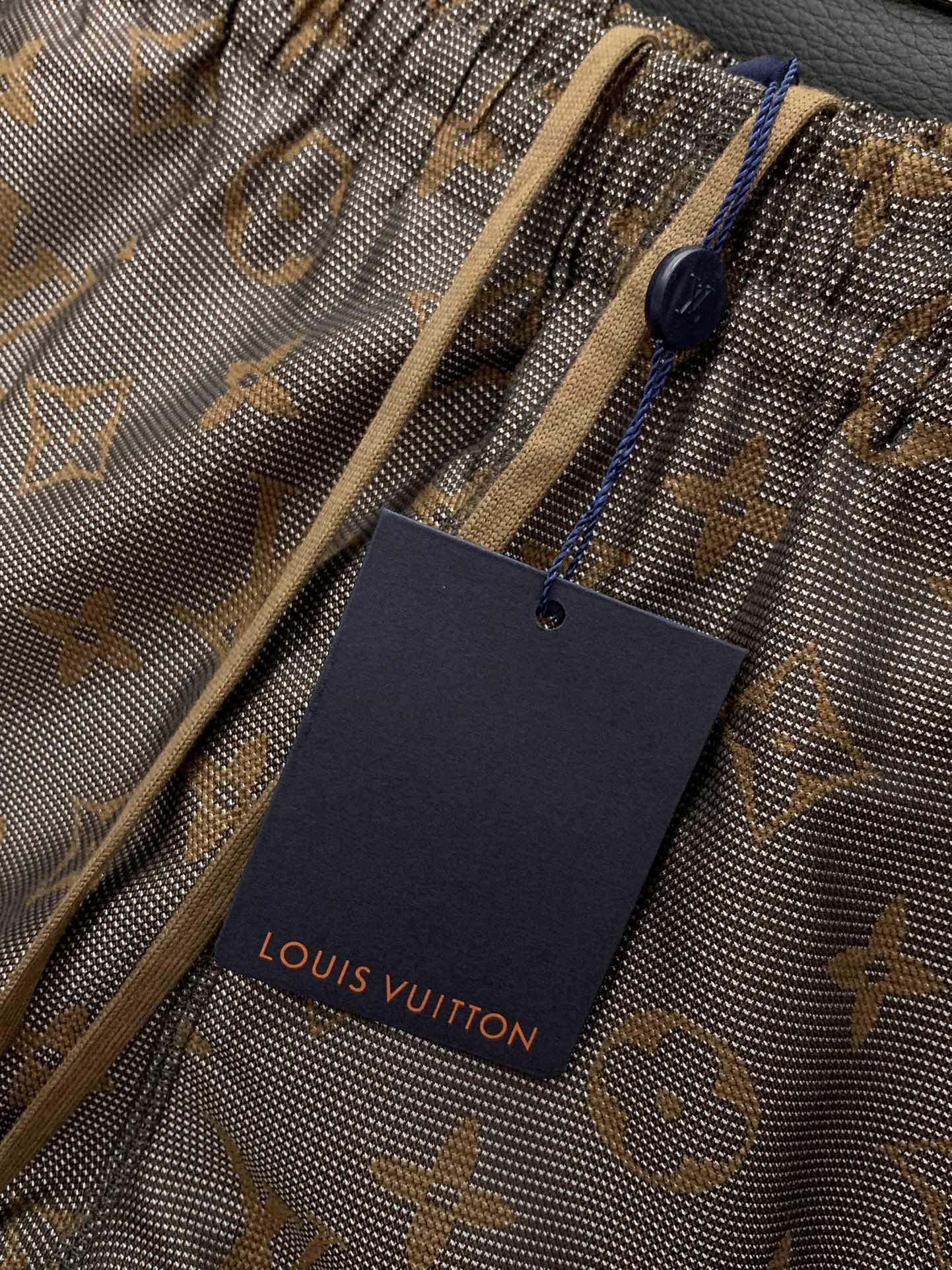 ，LV 棕色老花定织提花短裤
 渠道臻品,绝迹款!!高级感一眼炸裂,超级好看的复古系列.老花经典的棕色配