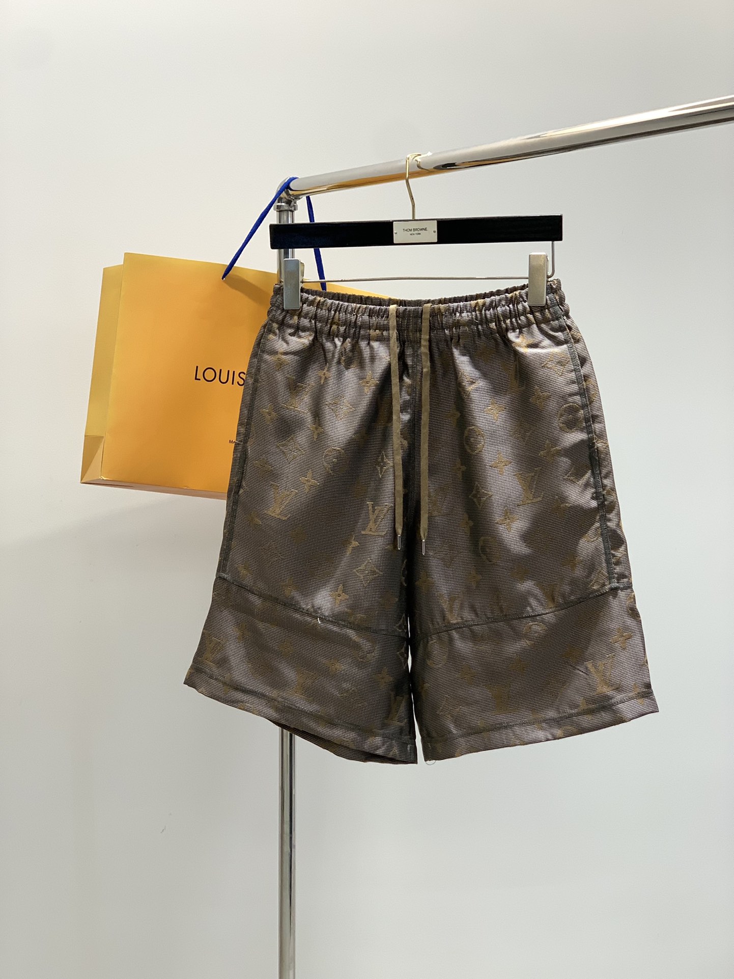 ，LV 棕色老花定织提花短裤
 渠道臻品,绝迹款!!高级感一眼炸裂,超级好看的复古系列.老花经典的棕色配