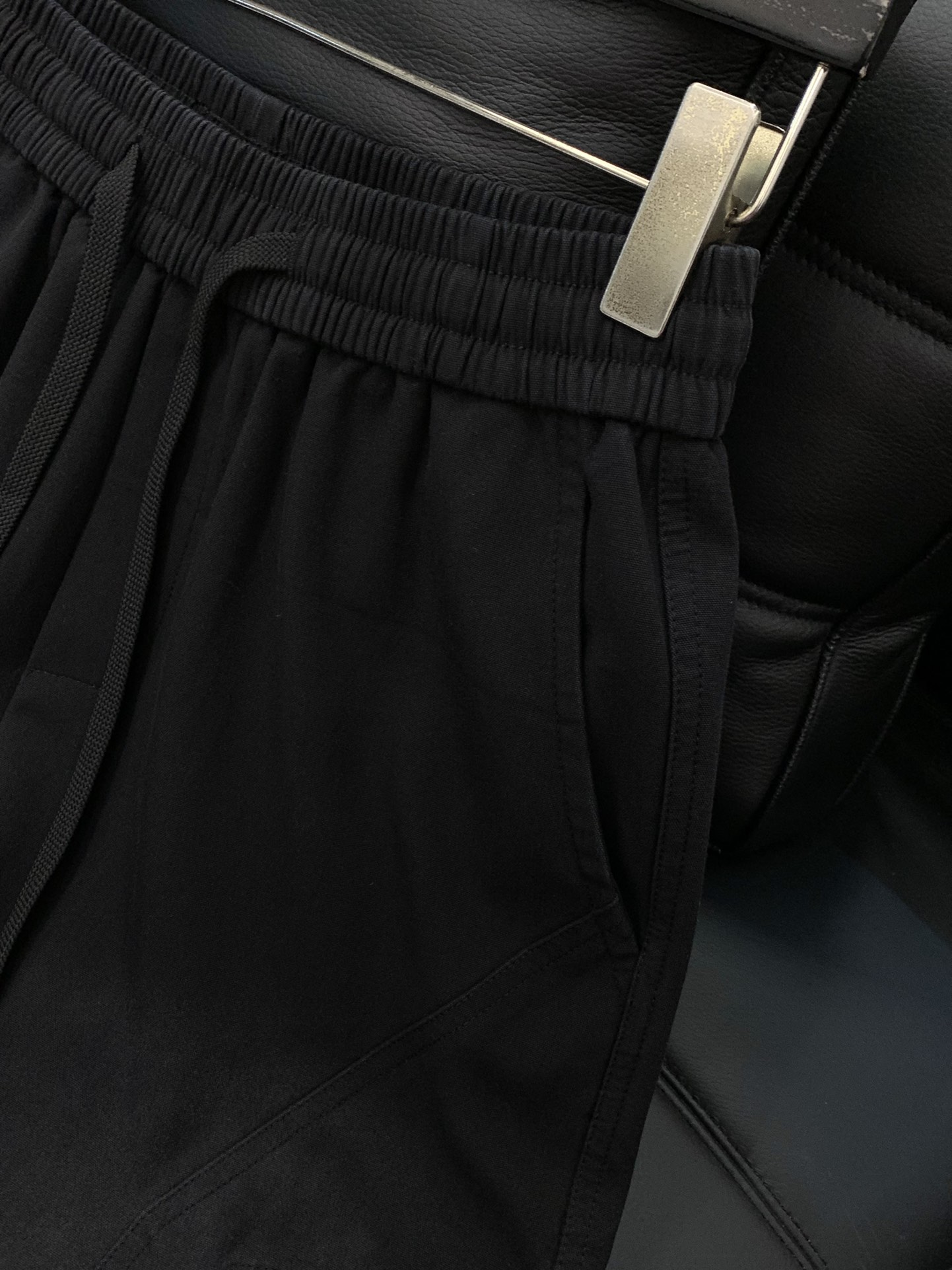 ，Balenciaga 巴黎世家，2025秋季最新品，专柜同步有售，原单狠货，时尚休闲裤，进口原版水洗弹