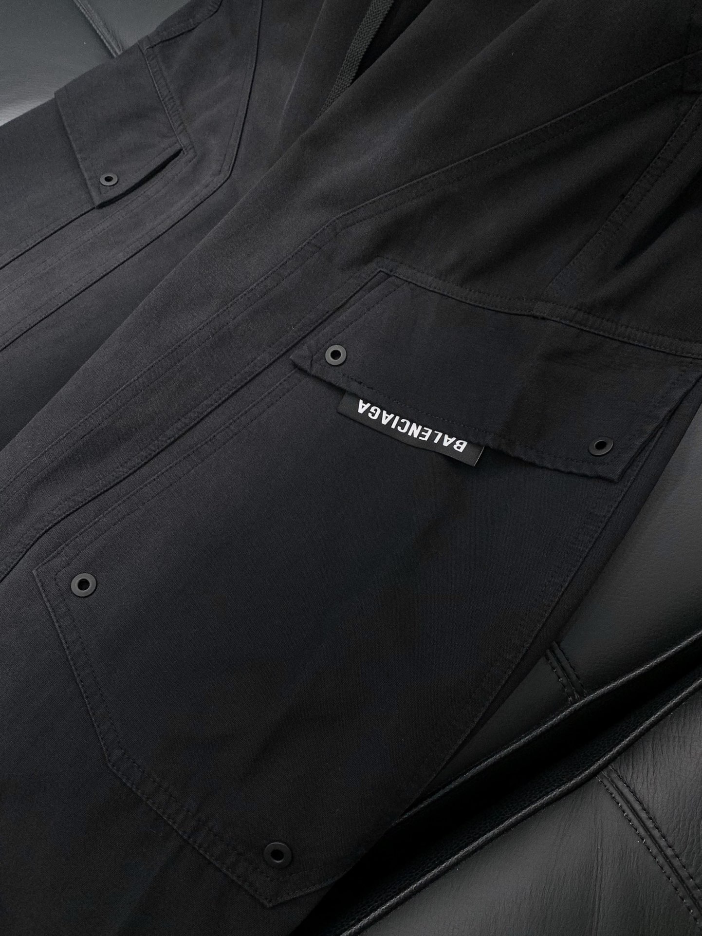 ，Balenciaga 巴黎世家，2025秋季最新品，专柜同步有售，原单狠货，时尚休闲裤，进口原版水洗弹