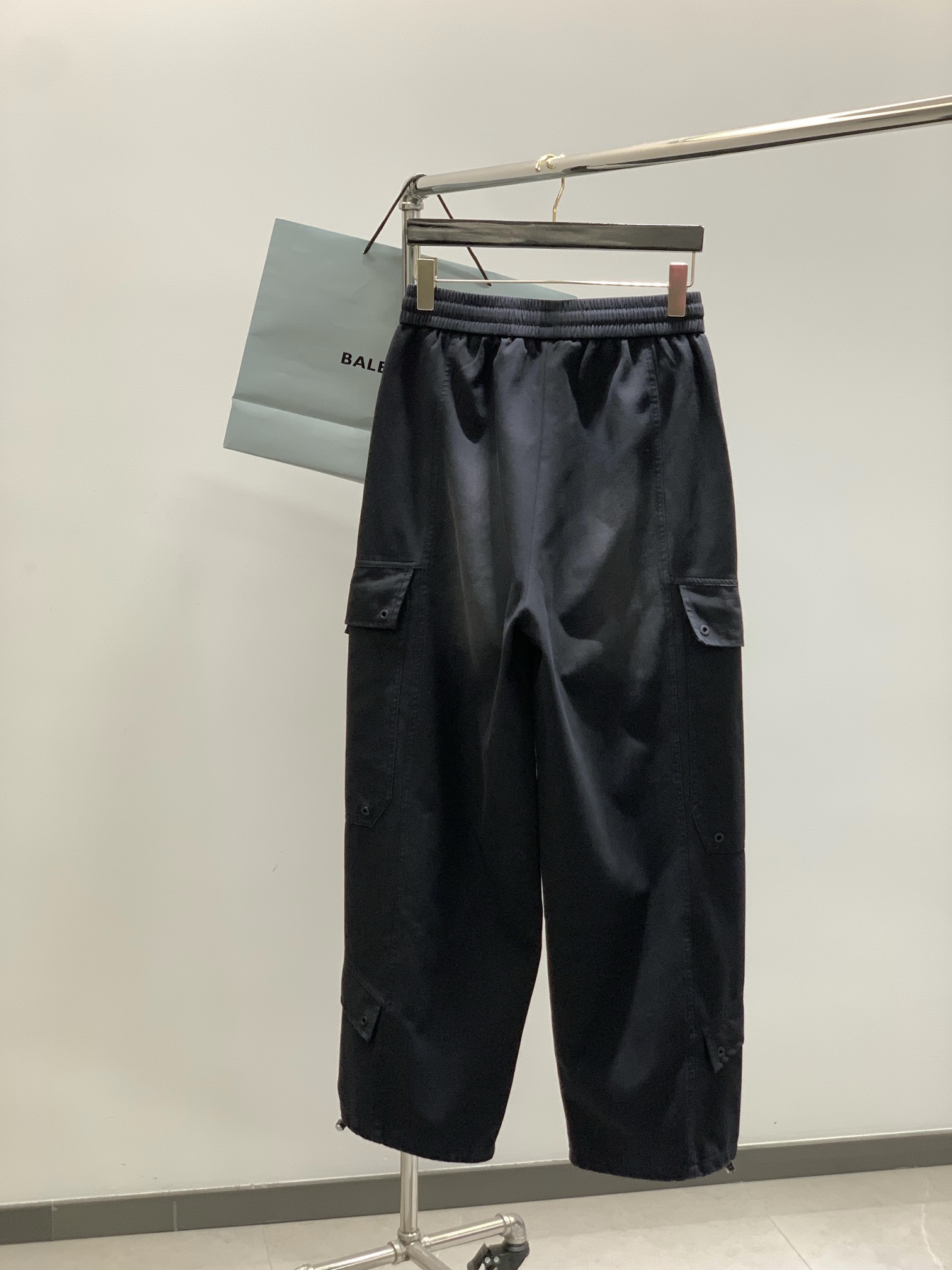 ，Balenciaga 巴黎世家，2025秋季最新品，专柜同步有售，原单狠货，时尚休闲裤，进口原版水洗弹