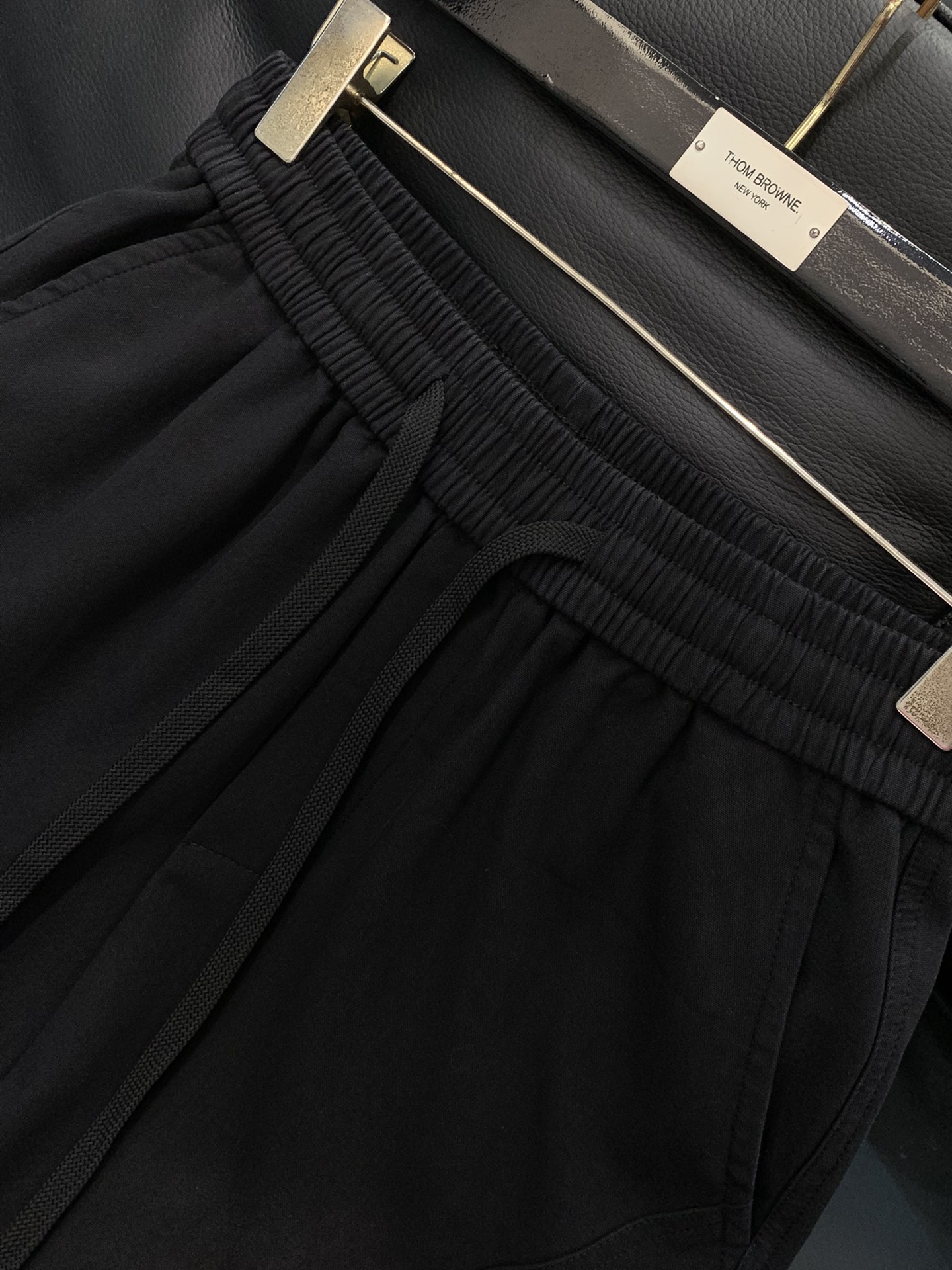 ，Balenciaga 巴黎世家，2025秋季最新品，专柜同步有售，原单狠货，时尚休闲裤，进口原版水洗弹