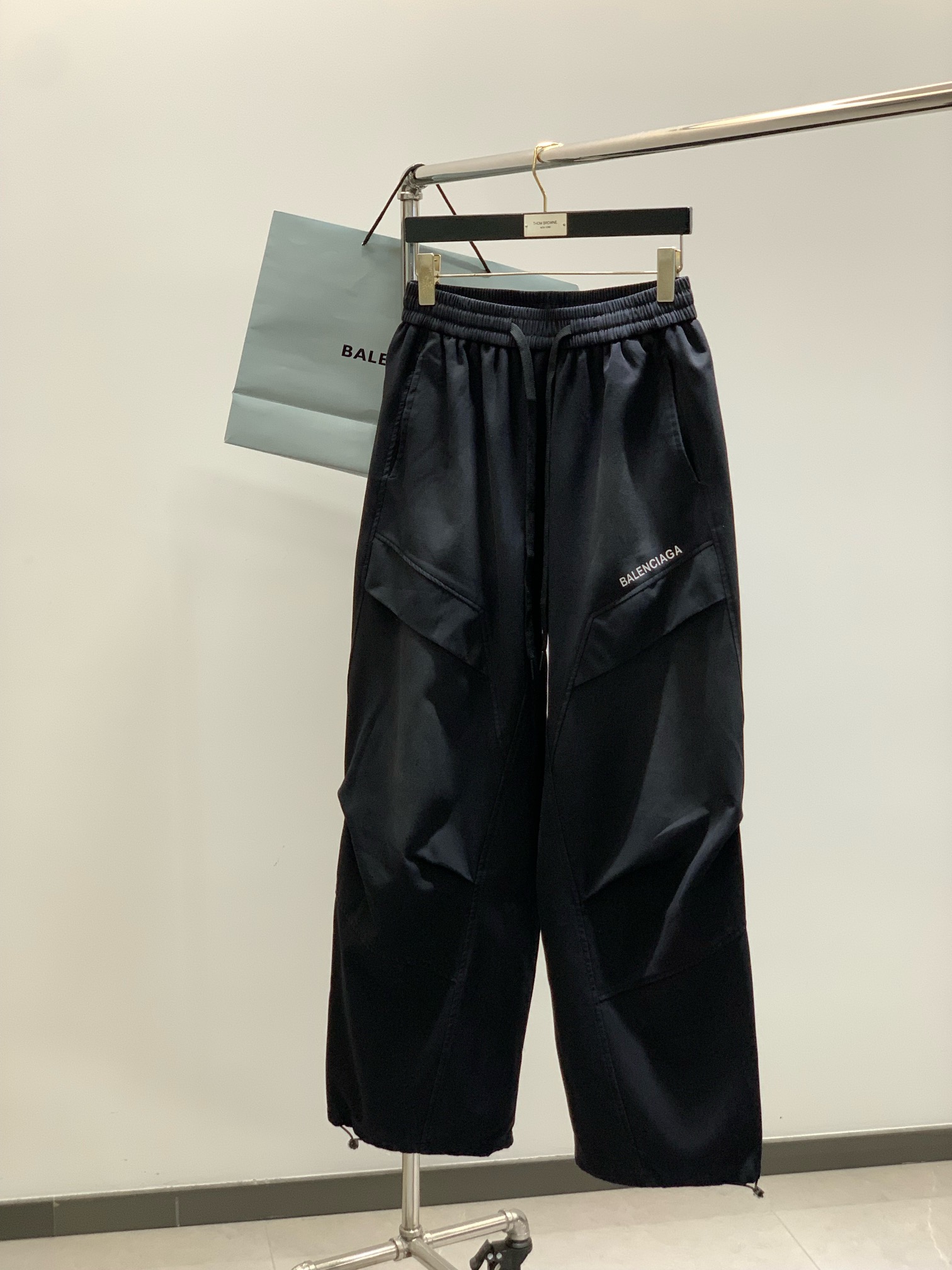 ，Balenciaga 巴黎世家，2025秋季最新品，专柜同步有售，原单狠货，时尚休闲裤，进口原版水洗弹