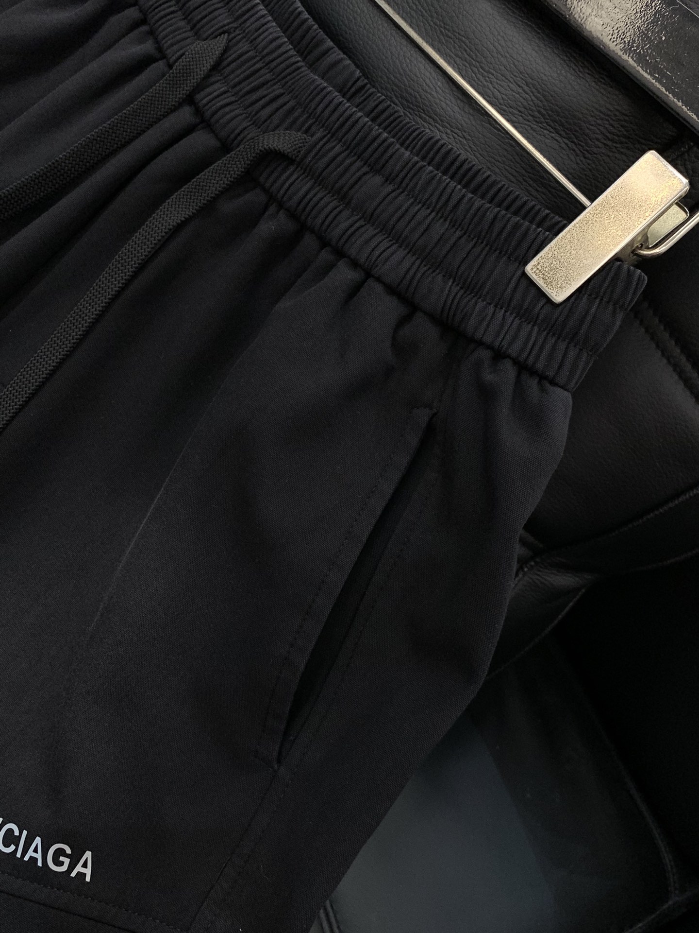 ，Balenciaga 巴黎世家，2025秋季最新品，专柜同步有售，原单狠货，时尚休闲裤，进口原版水洗弹